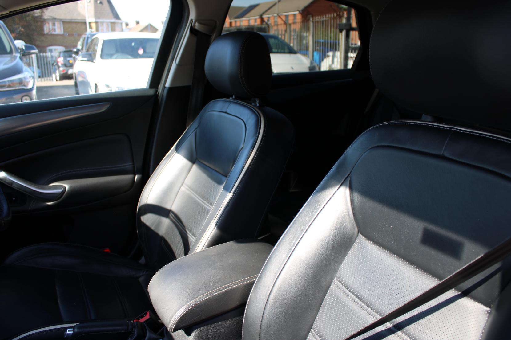 Ford Mondeo 2.0 TDCi Titanium X Business Edition Hatchback 5dr Diesel Powershift Euro 5 (163 ps)