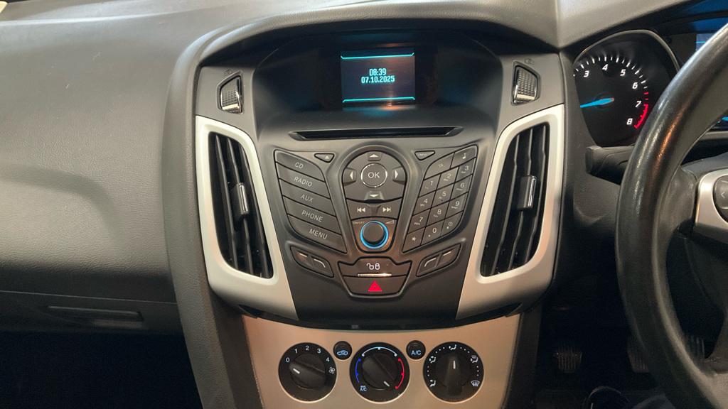 Ford Focus 1.0T EcoBoost Zetec Hatchback 5dr Petrol Manual Euro 5 (s/s) (125 ps)