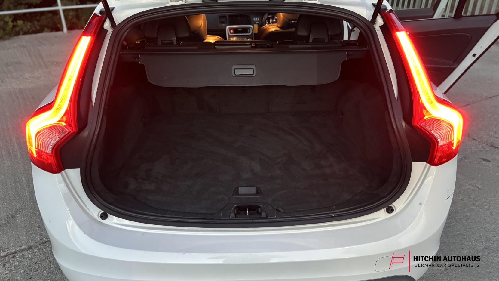 Volvo V60 2.4 D5 R-Design Nav Estate 5dr Diesel Geartronic Euro 5 (215 ps)