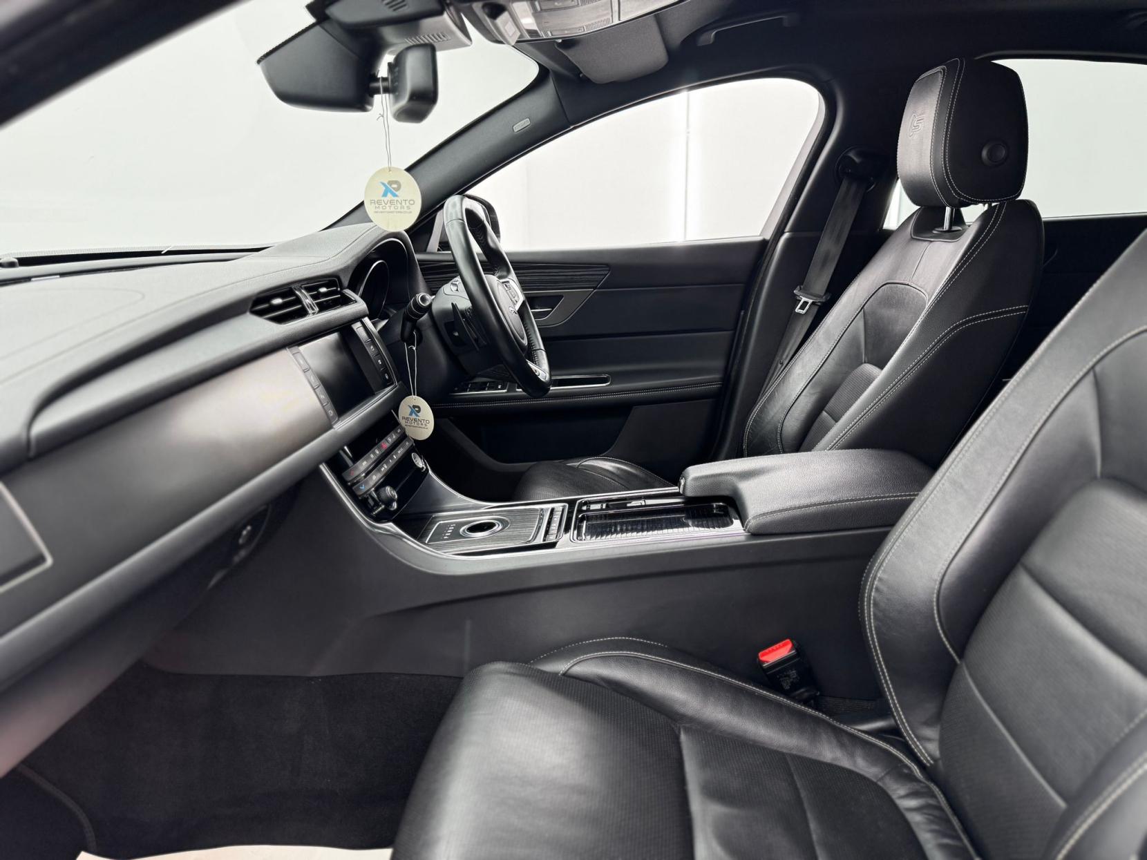 Jaguar XF 3.0d V6 S Saloon 4dr Diesel Auto Euro 6 (s/s) (300 ps)