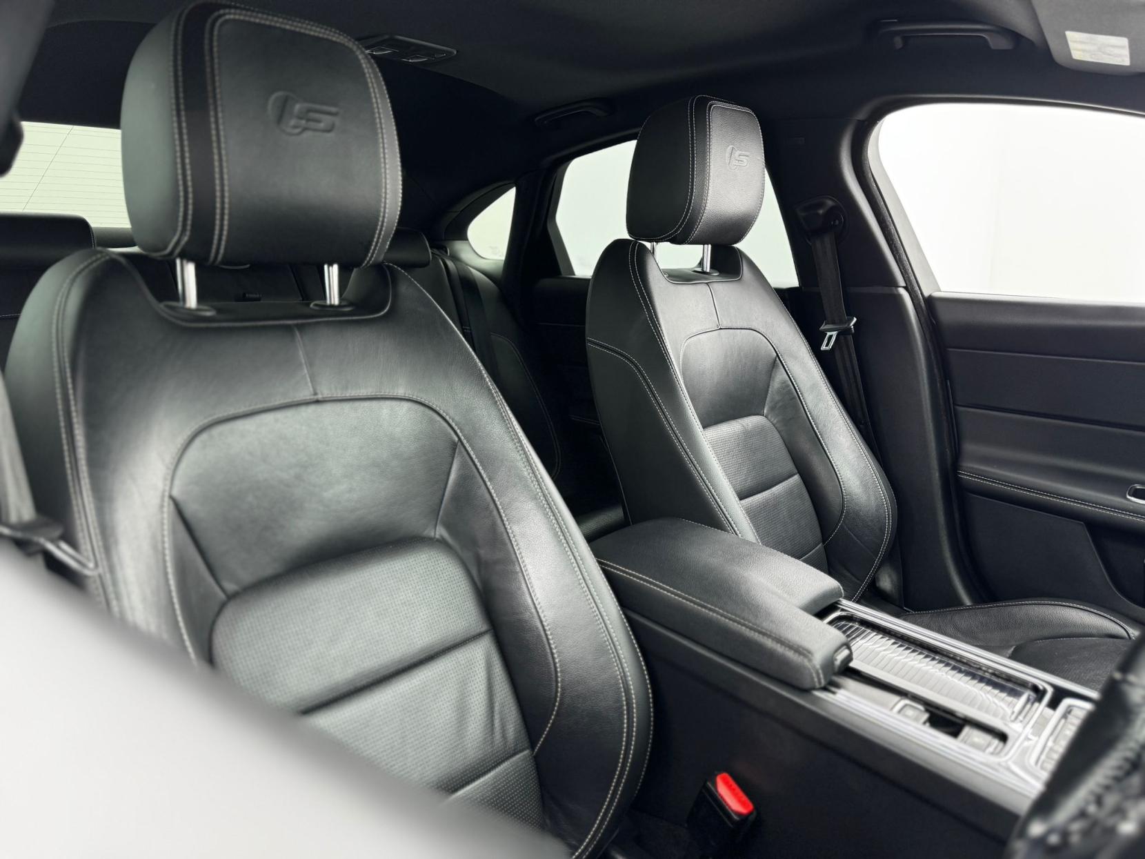 Jaguar XF 3.0d V6 S Saloon 4dr Diesel Auto Euro 6 (s/s) (300 ps)