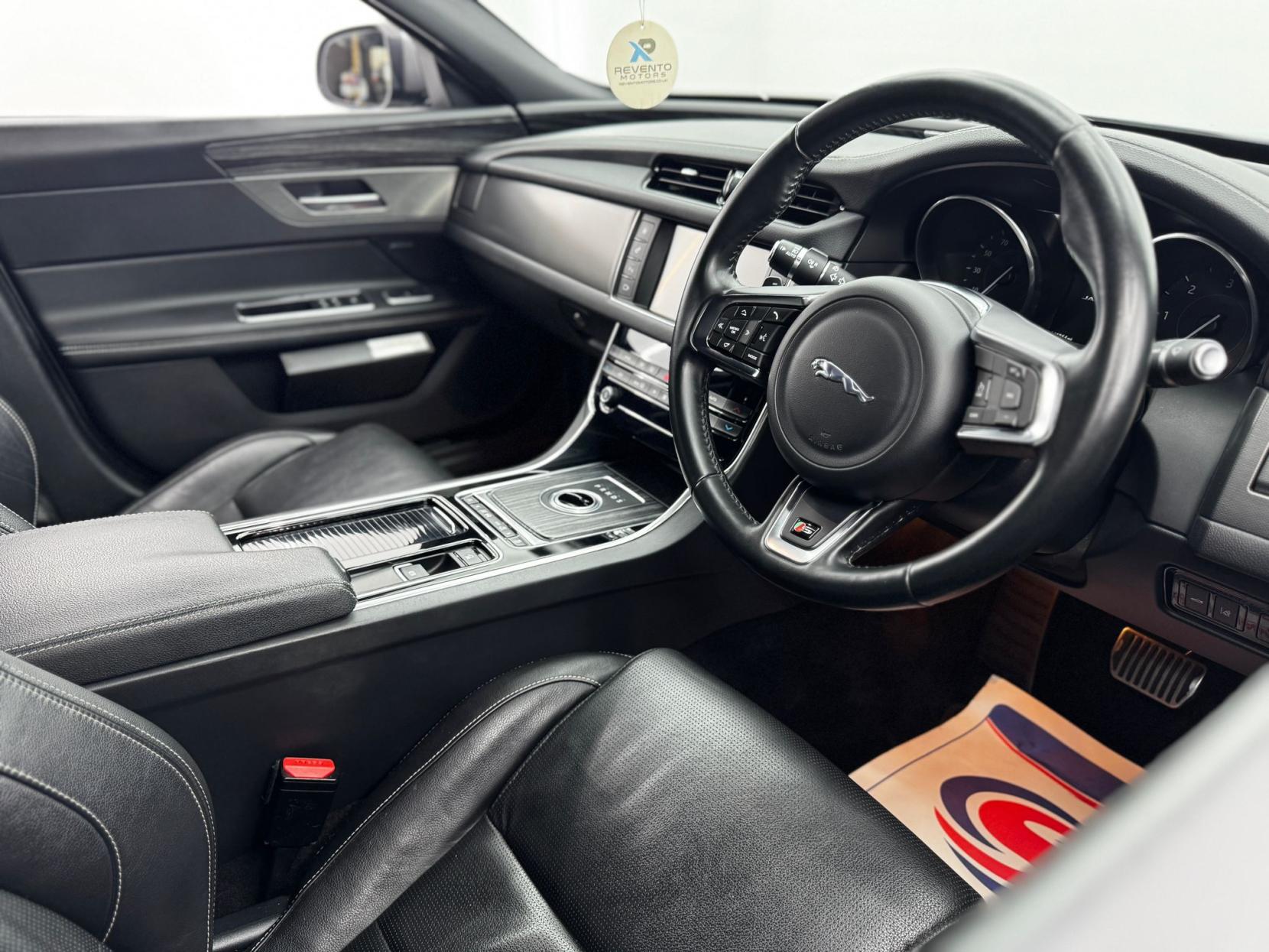 Jaguar XF 3.0d V6 S Saloon 4dr Diesel Auto Euro 6 (s/s) (300 ps)