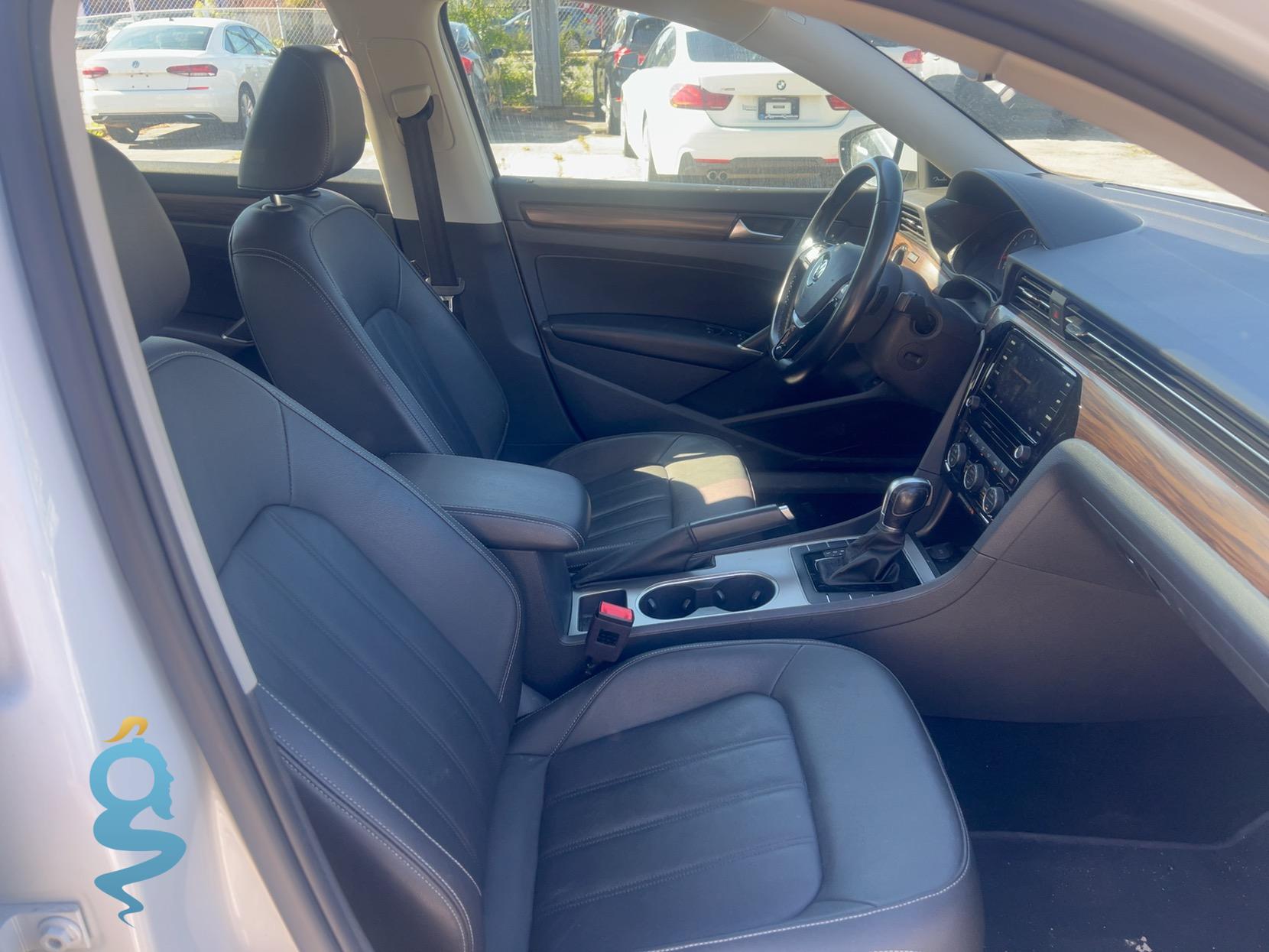 Volkswagen Passat 2.0 Execline w/R-Line Pkg.