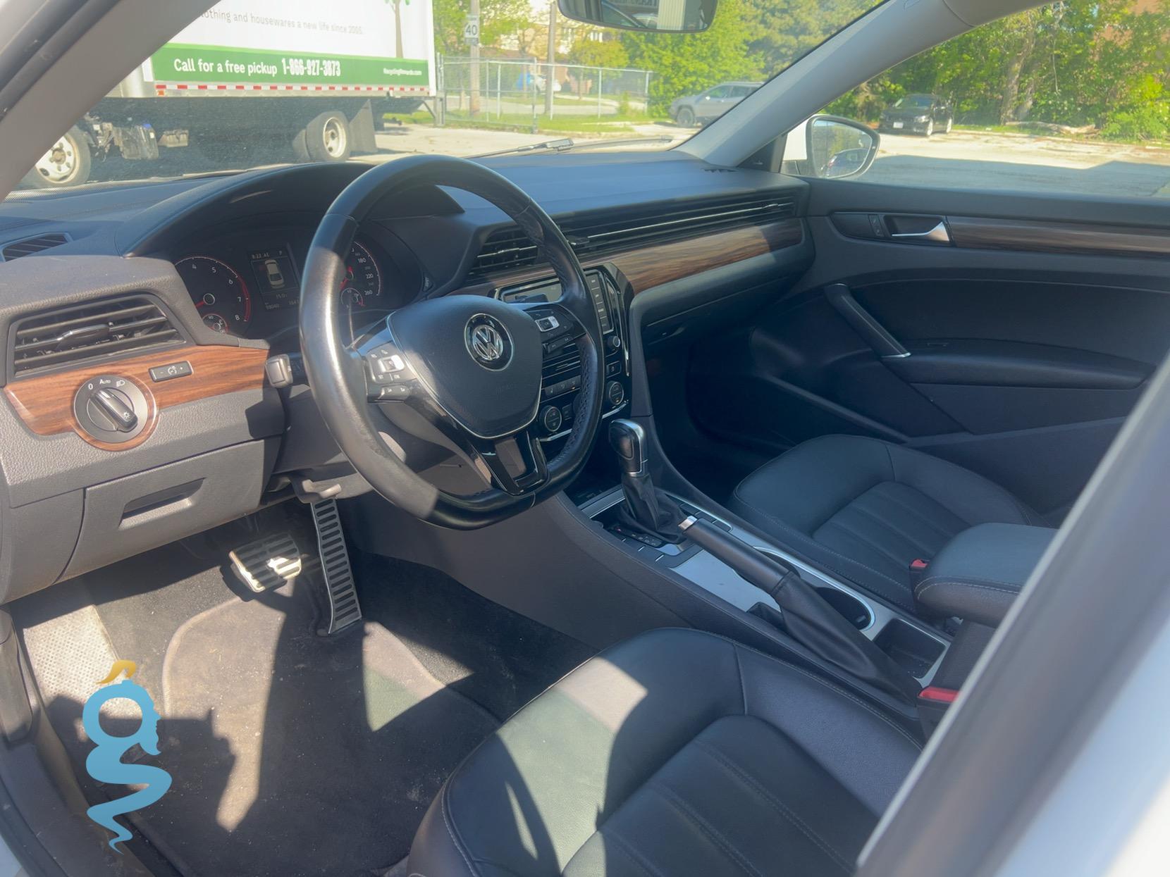 Volkswagen Passat 2.0 Execline w/R-Line Pkg.