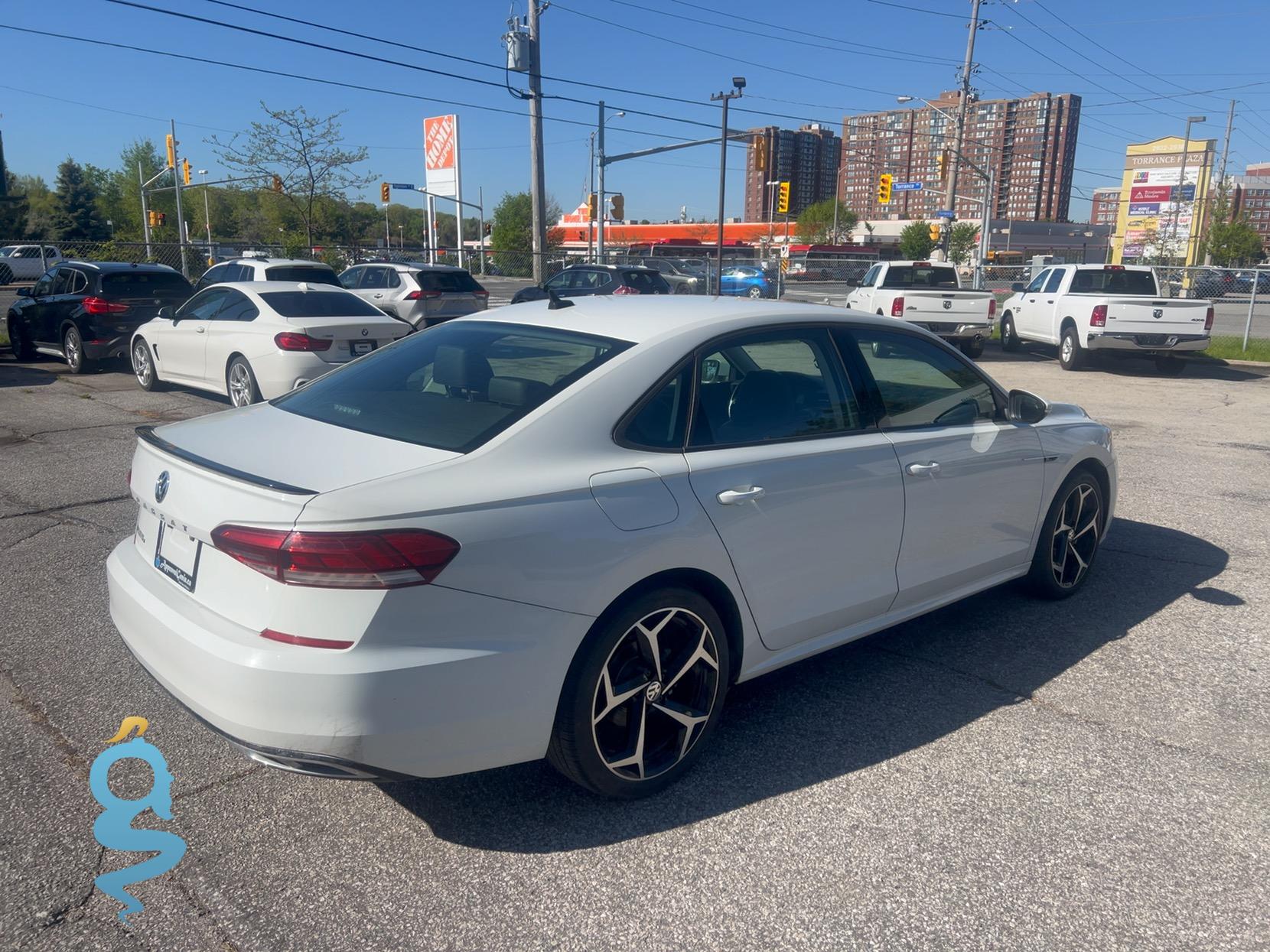 Volkswagen Passat 2.0 Execline w/R-Line Pkg.