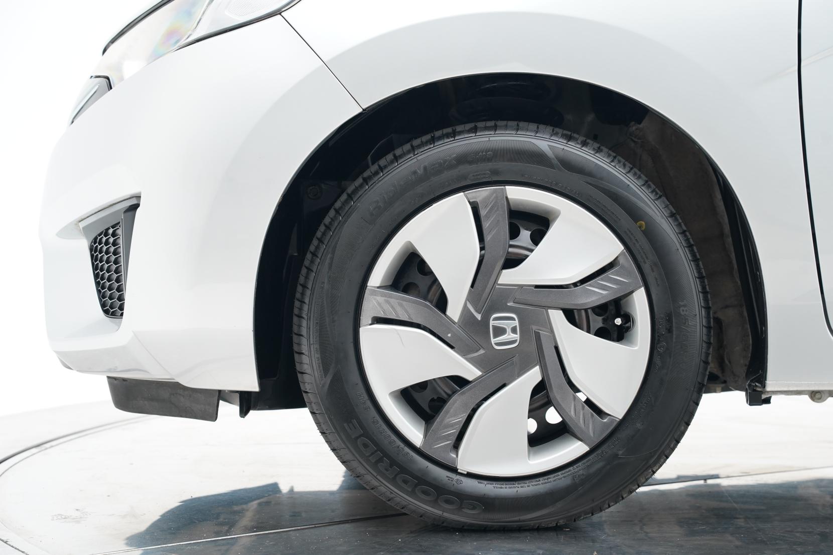 Honda Fit 1.5 HYBRID F PACKAGE