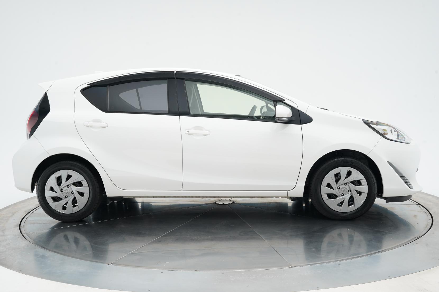 Toyota Aqua 1.5 L FACE-LIFT