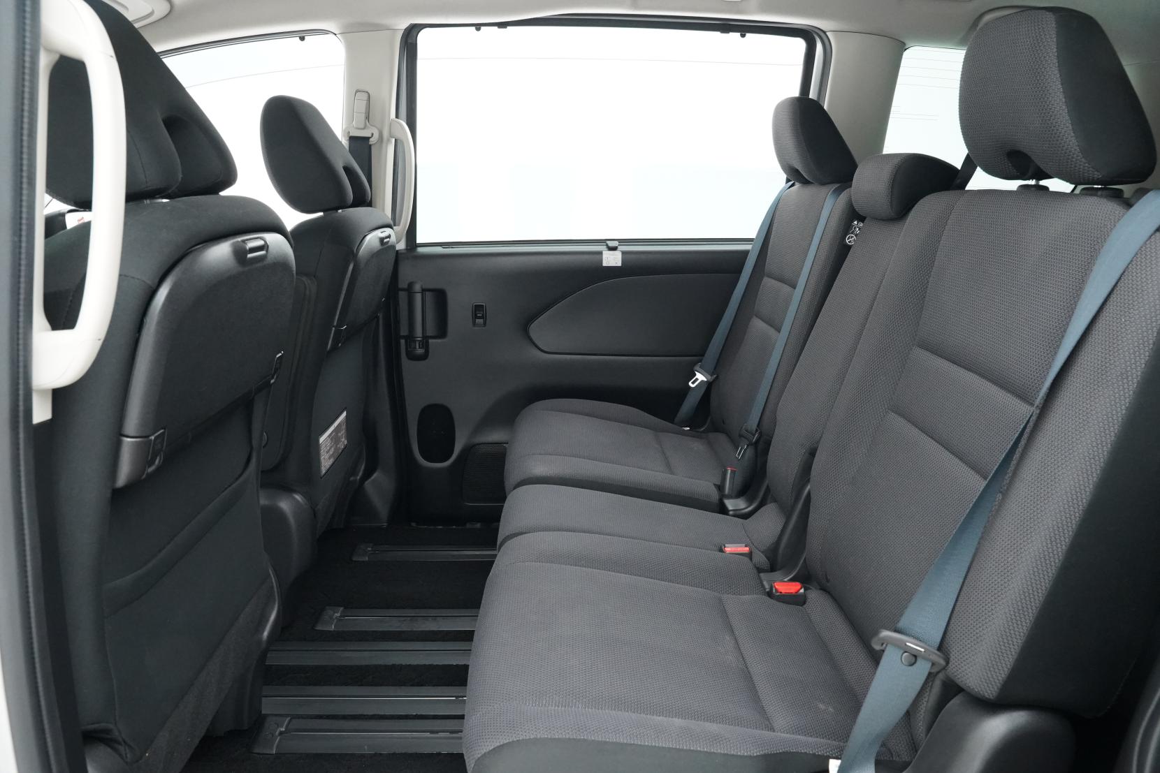 Nissan Serena (1991 – present) 2.0 Hybrid X 8seats