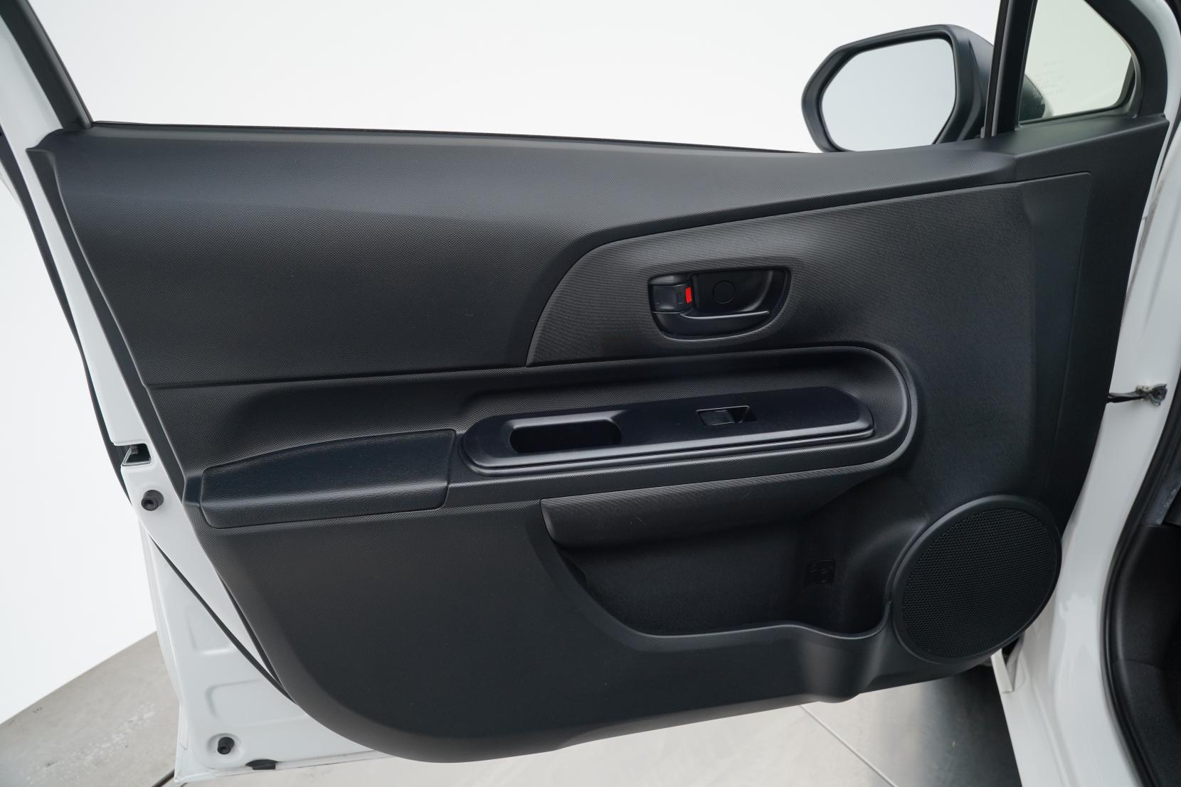 Toyota Aqua 1.5 Hybrid L