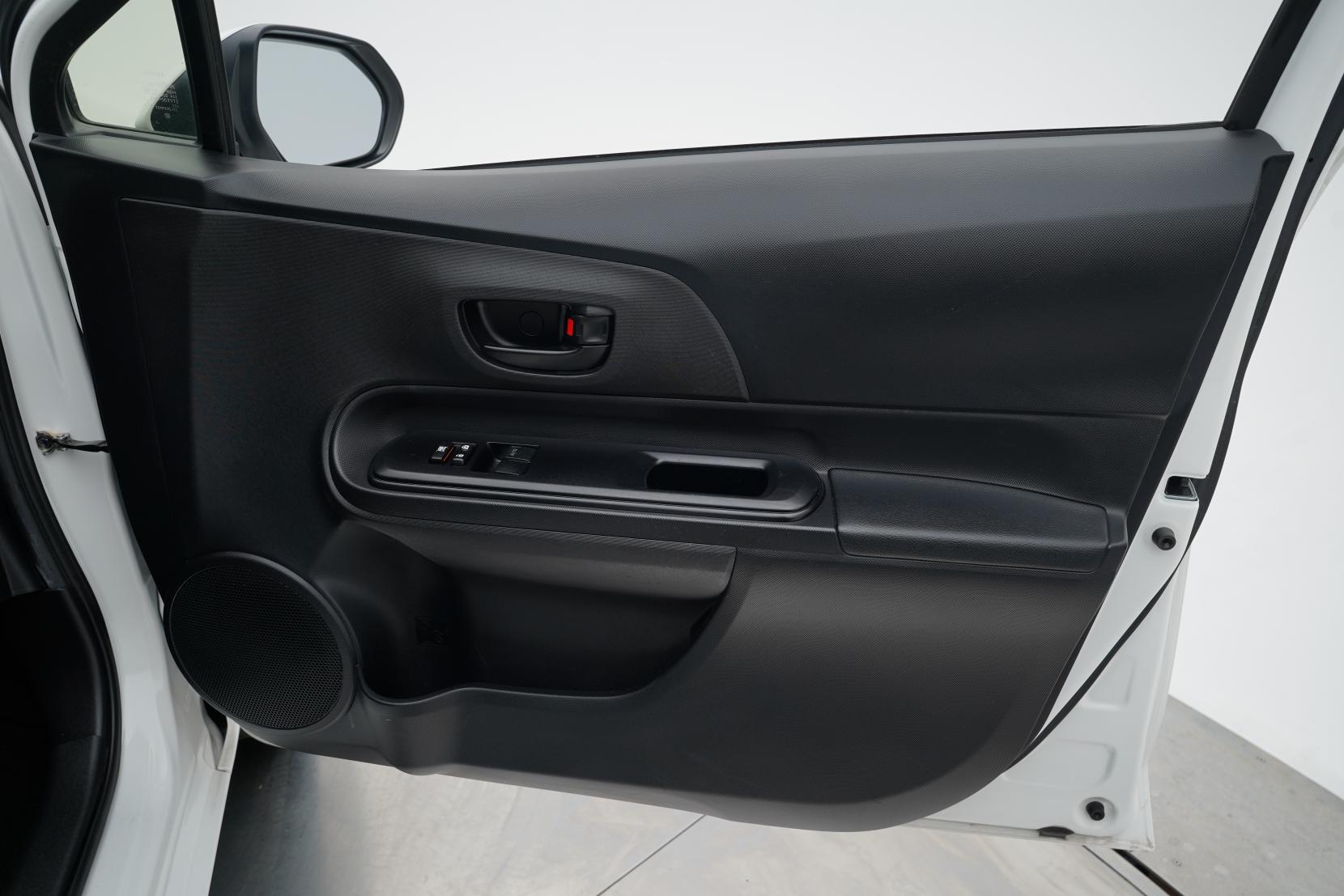 Toyota Aqua 1.5 Hybrid L