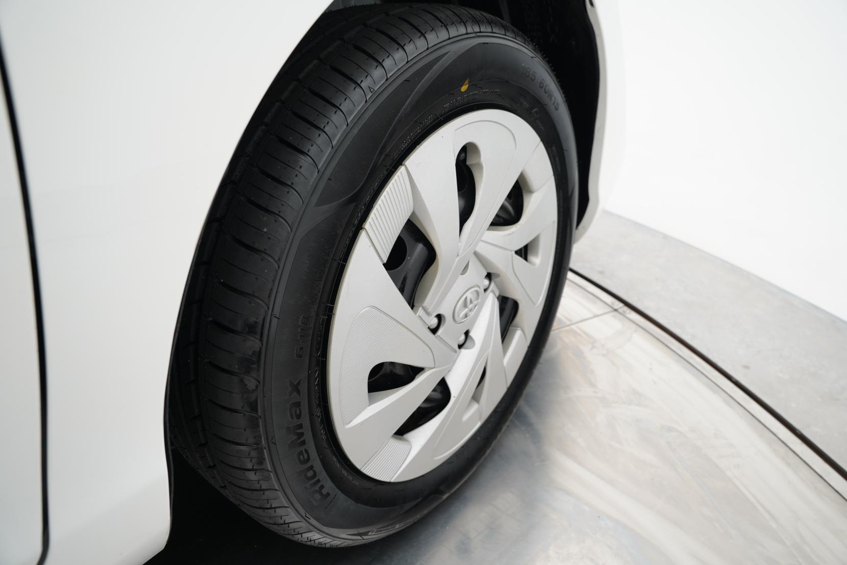 Toyota Aqua 1.5 Hybrid L