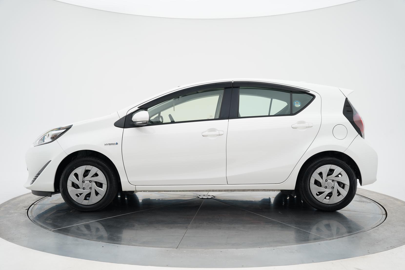 Toyota Aqua 1.5 Hybrid L