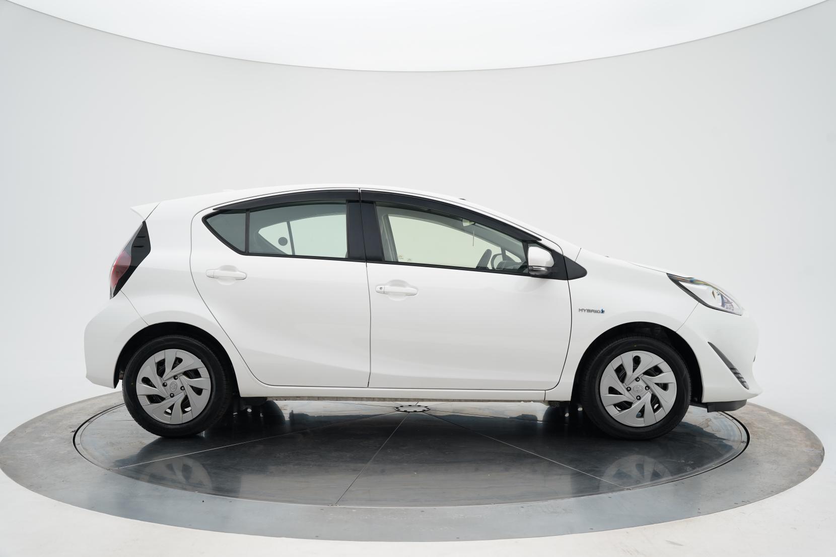 Toyota Aqua 1.5 Hybrid L