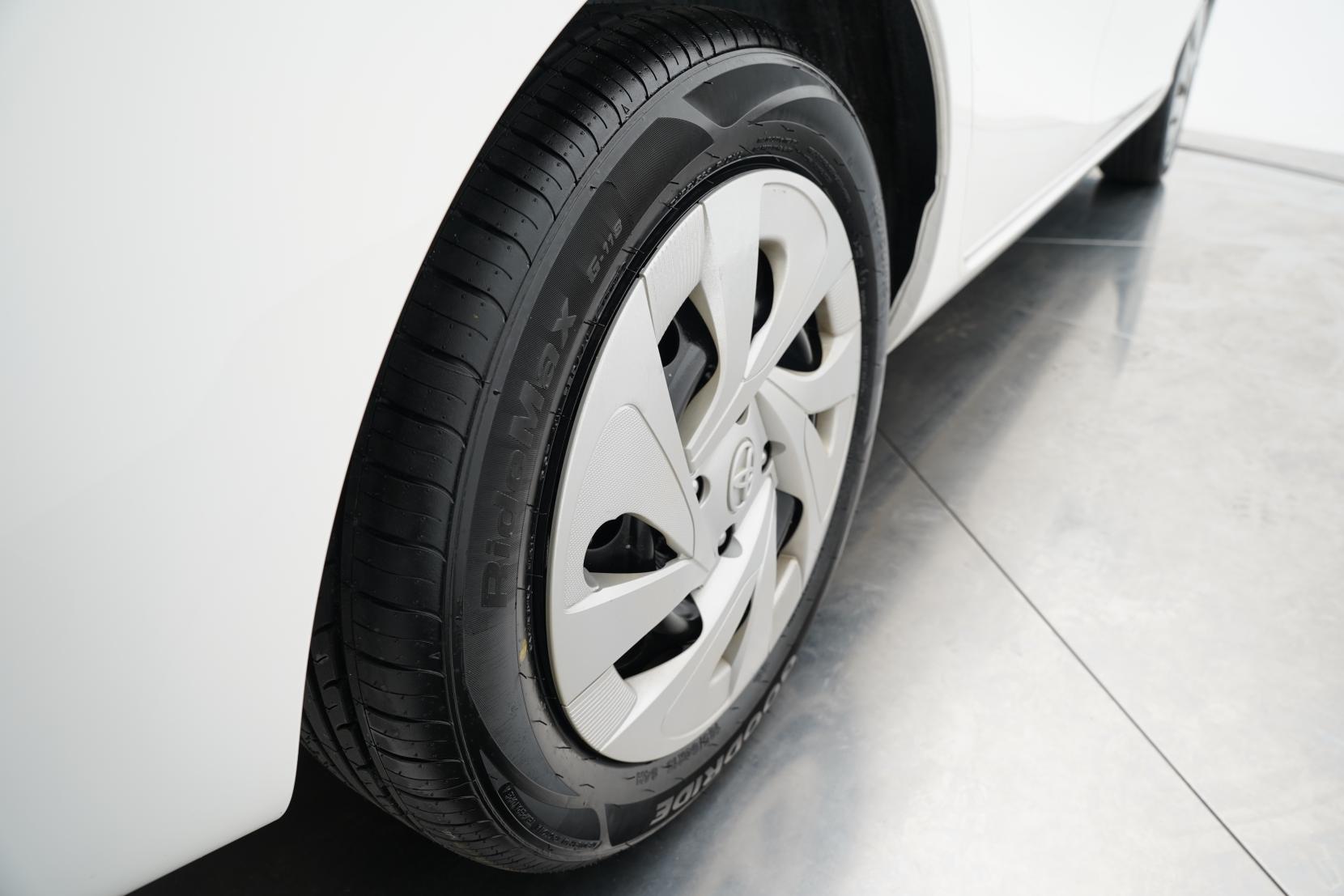 Toyota Aqua 1.5 Hybrid L