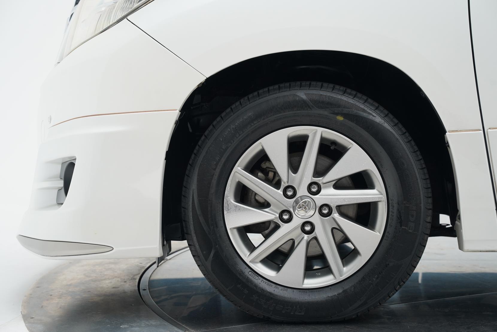 Toyota Alphard 2.4 Hybrid X 4WD