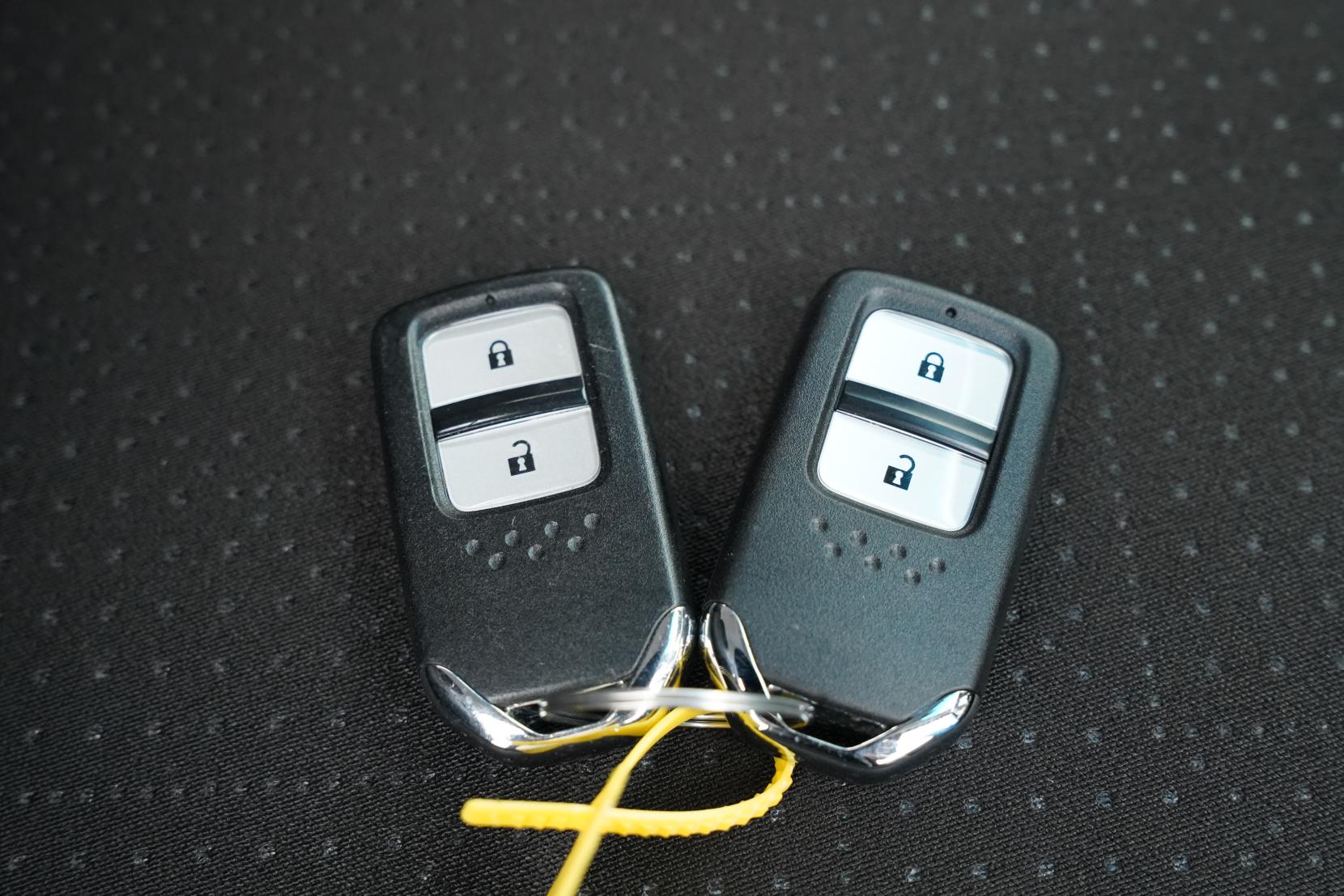 Honda Fit 1.5 HYBRID F PACKAGE