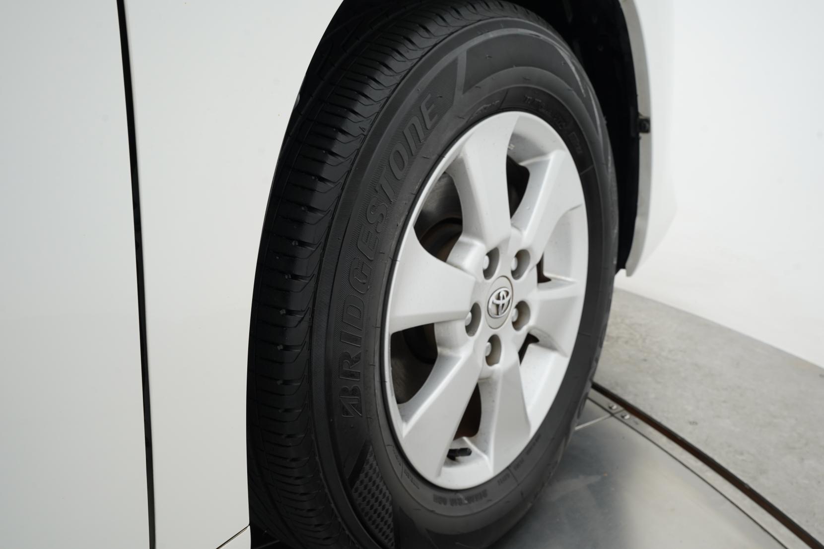 Toyota Alphard 2.4 240X 8 Seater