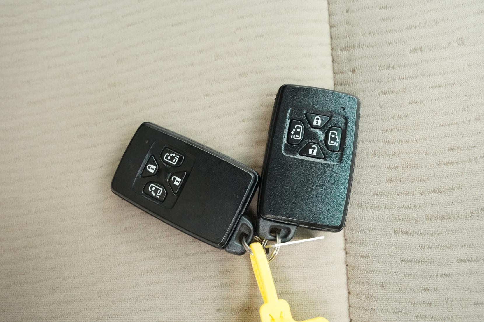 Toyota Alphard 2.4 240X 8 Seater