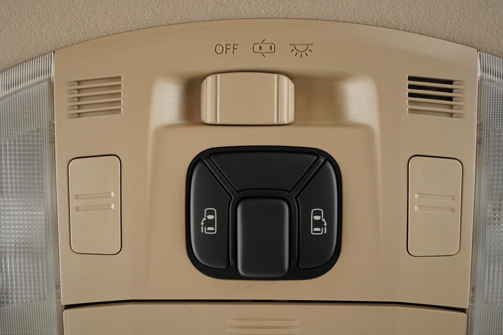 Toyota Alphard 2.4 240X 8 Seater