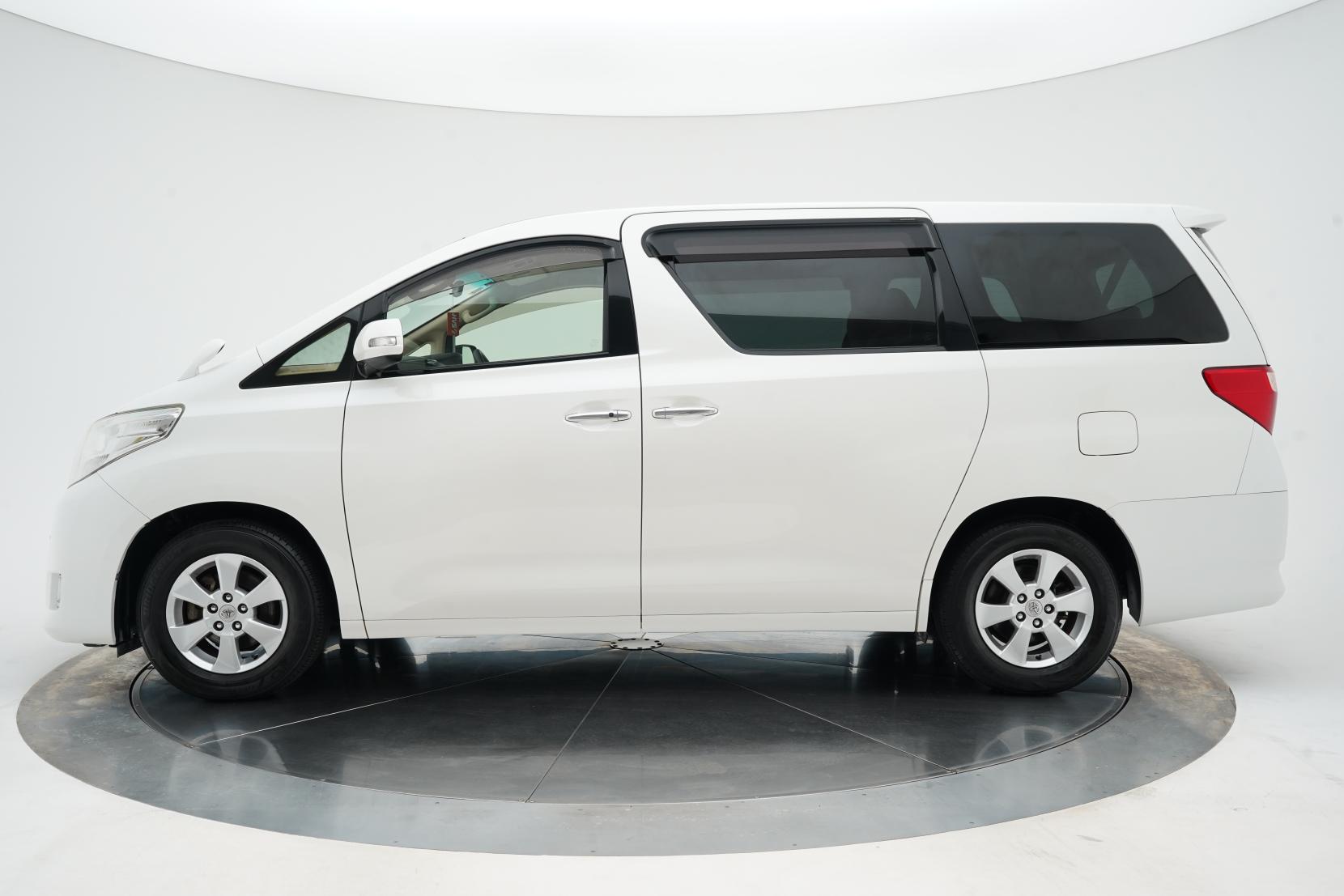 Toyota Alphard 2.4 240X 8 Seater