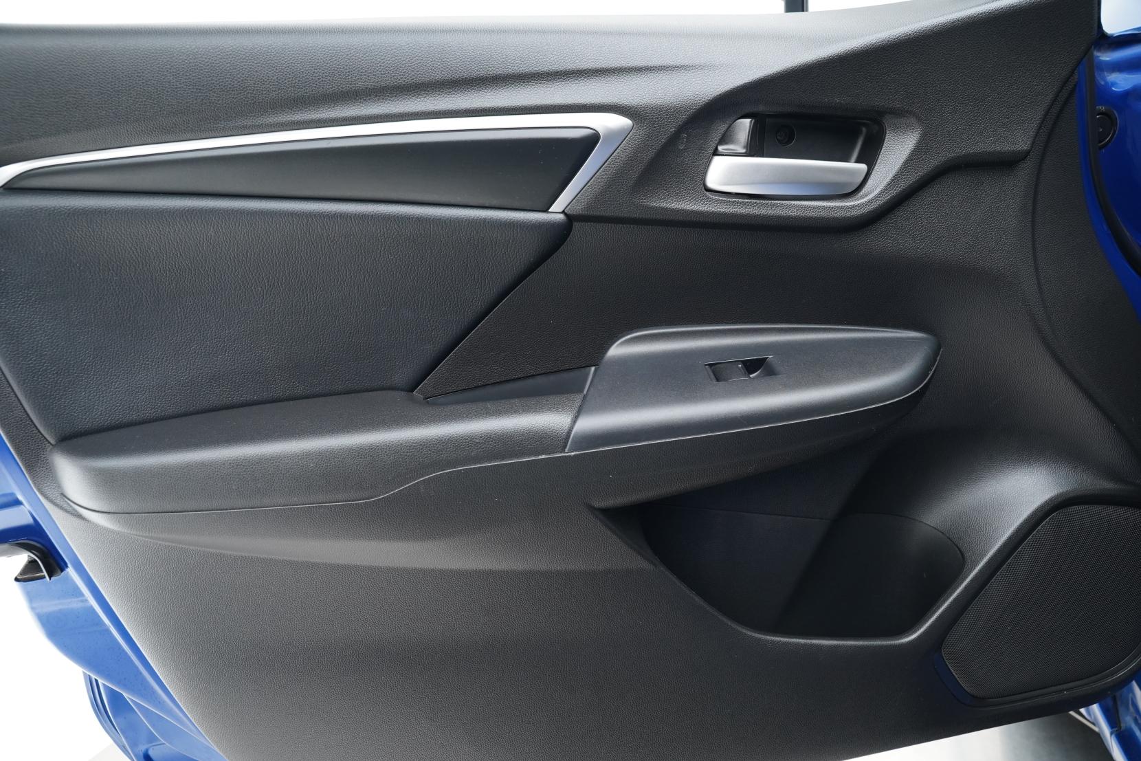 Honda Fit 1.5 Hybrid L PACKAGE