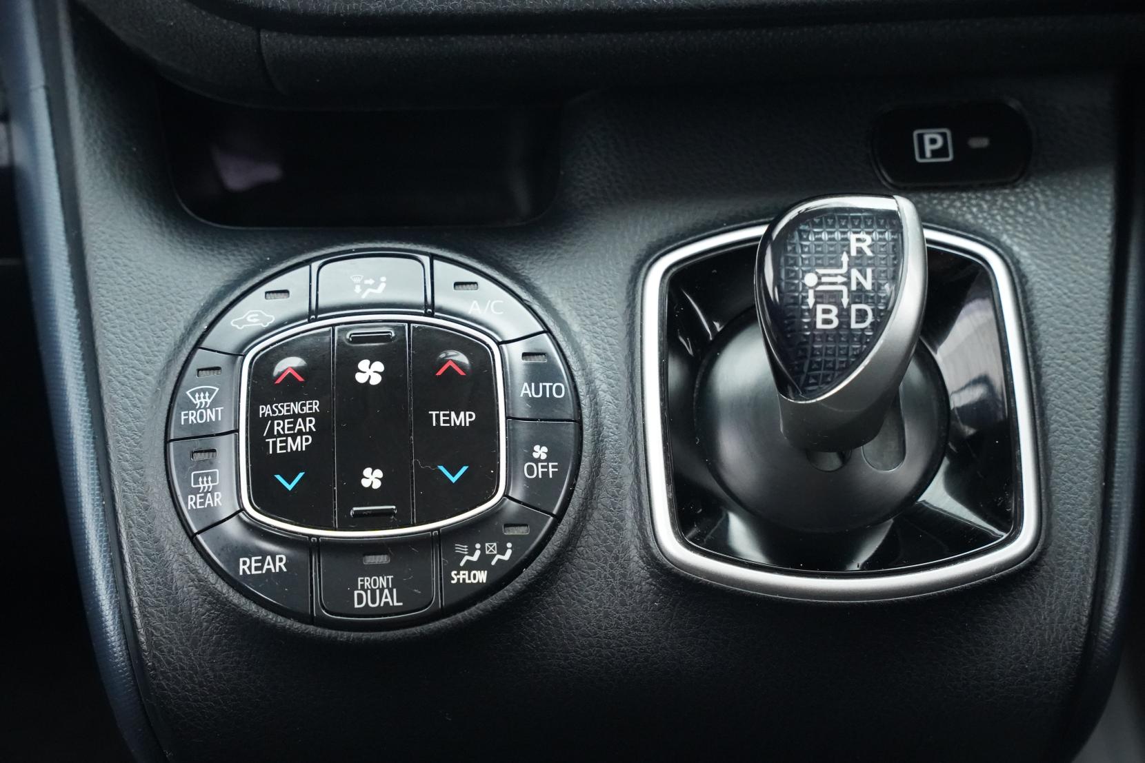 Toyota Noah 1.8 HYBRID G