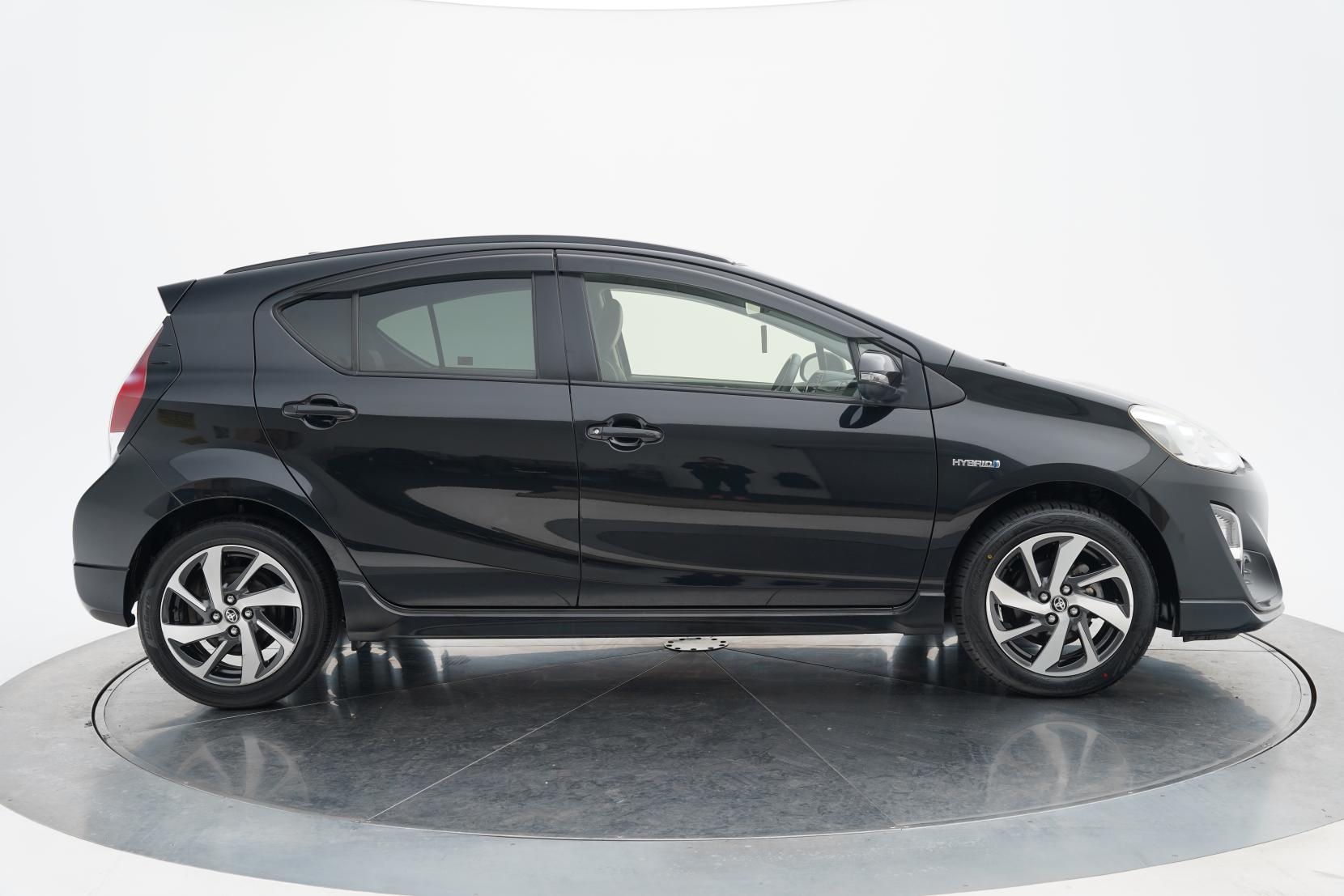 Toyota Aqua X-Urban Solid 