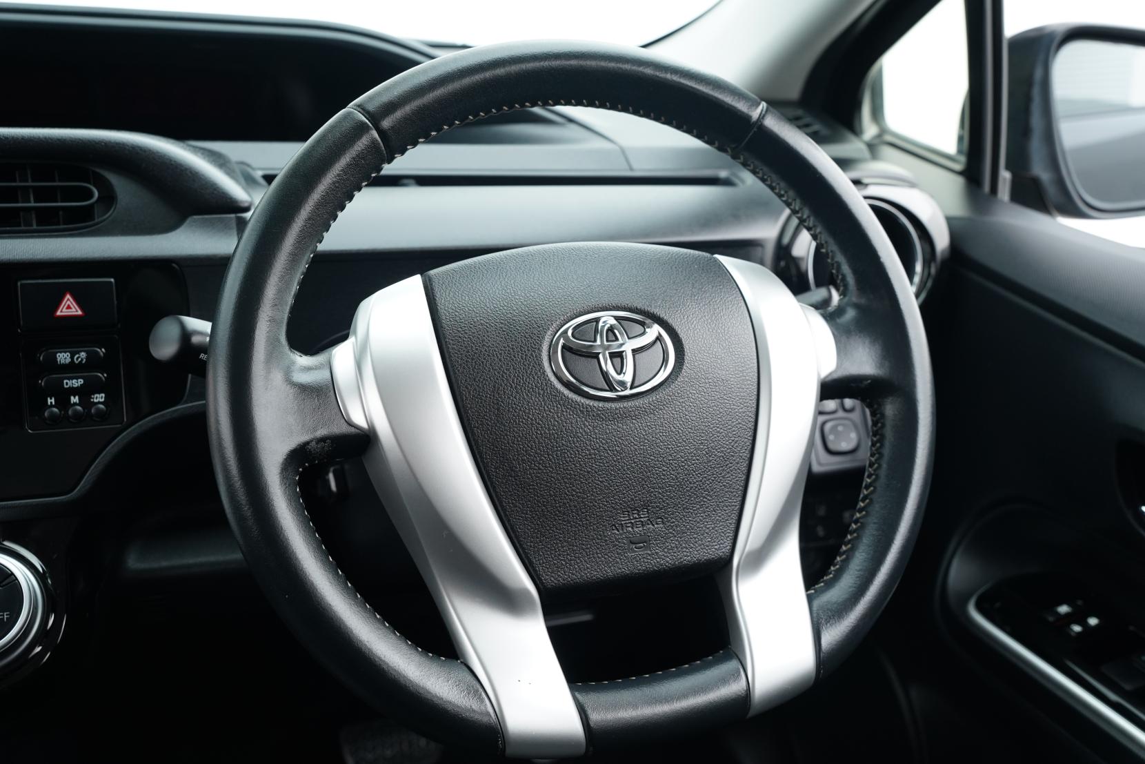 Toyota Aqua X-Urban Solid 