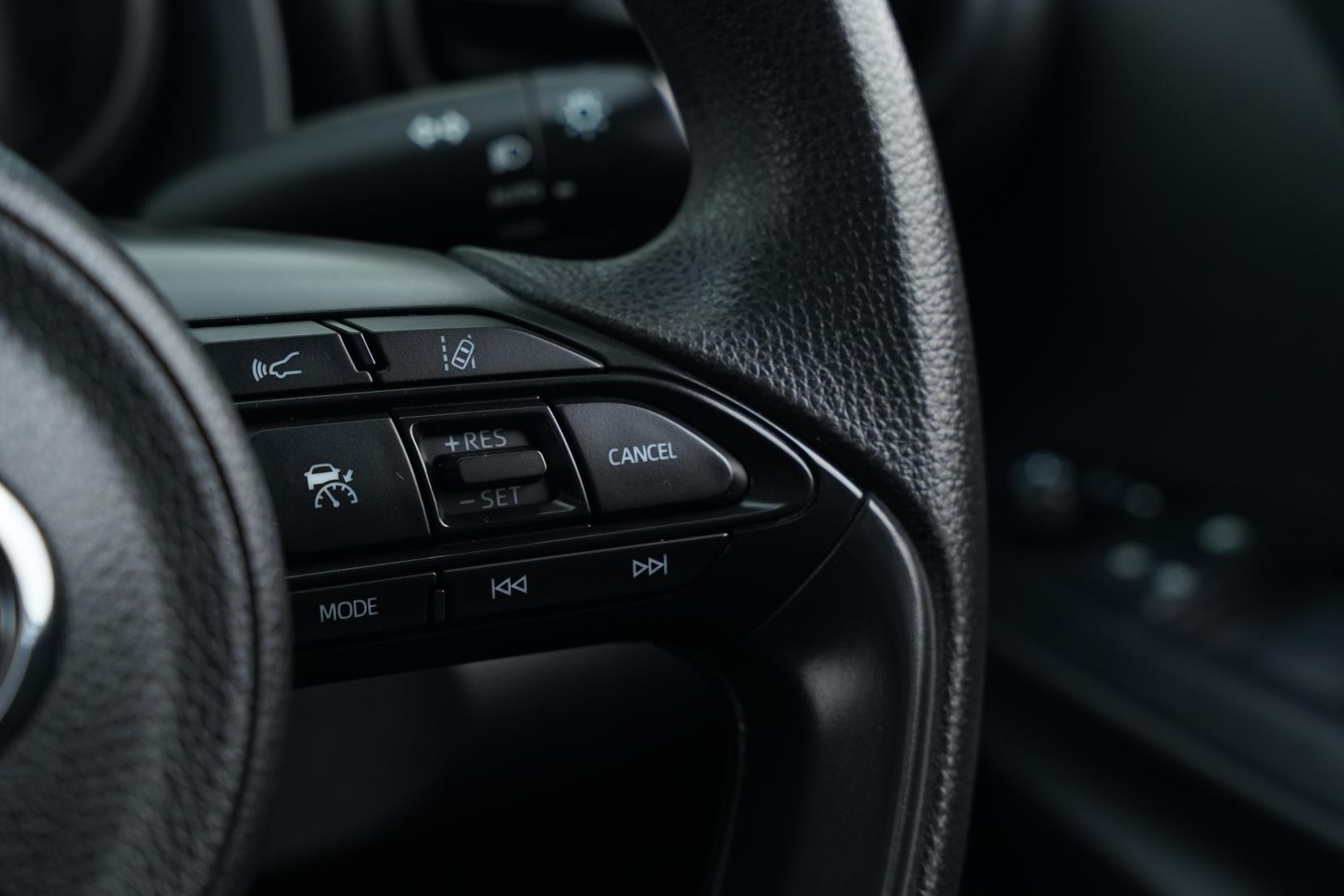 Toyota Yaris HYBRID X