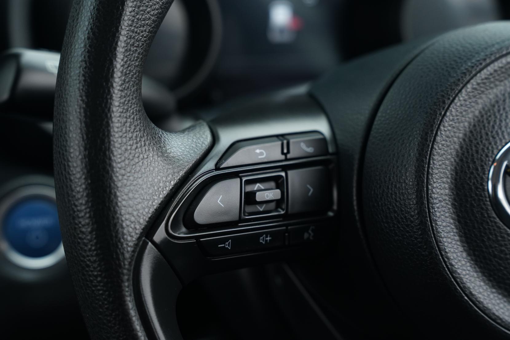 Toyota Yaris HYBRID X