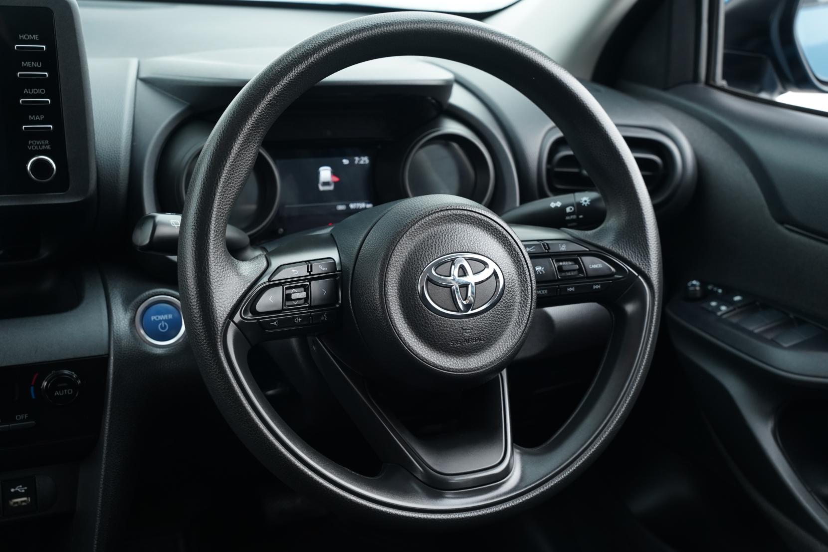 Toyota Yaris HYBRID X