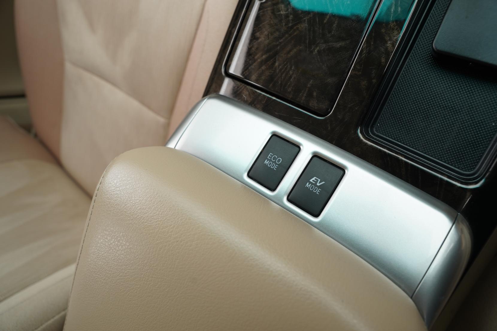 Toyota Alphard 2.4 Hybrid X 4WD