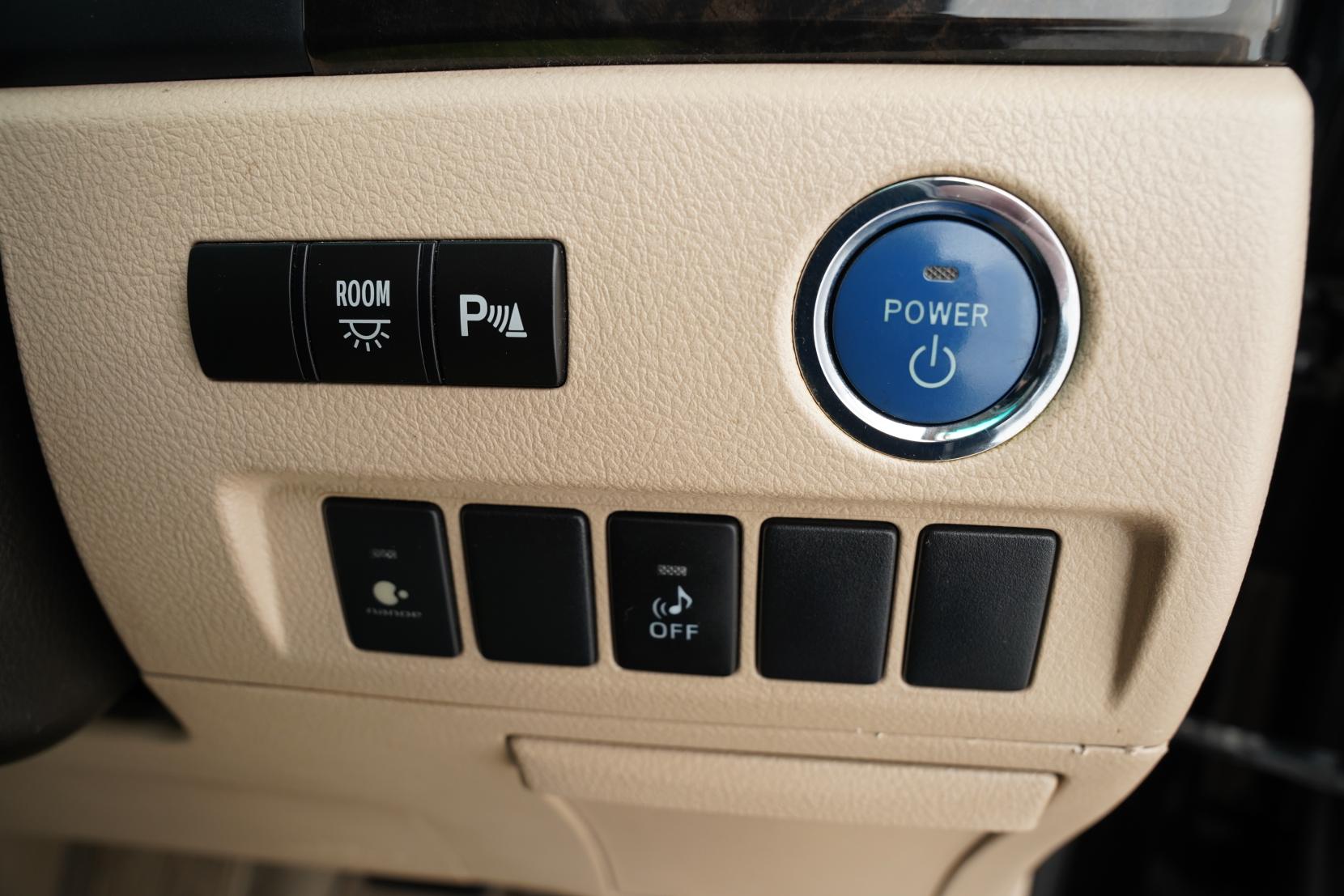 Toyota Alphard 2.4 Hybrid X 4WD