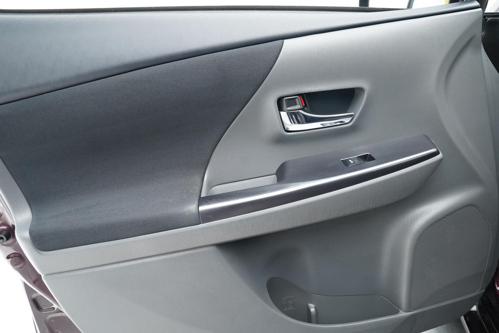 Toyota Prius Alpha G 5 Seater