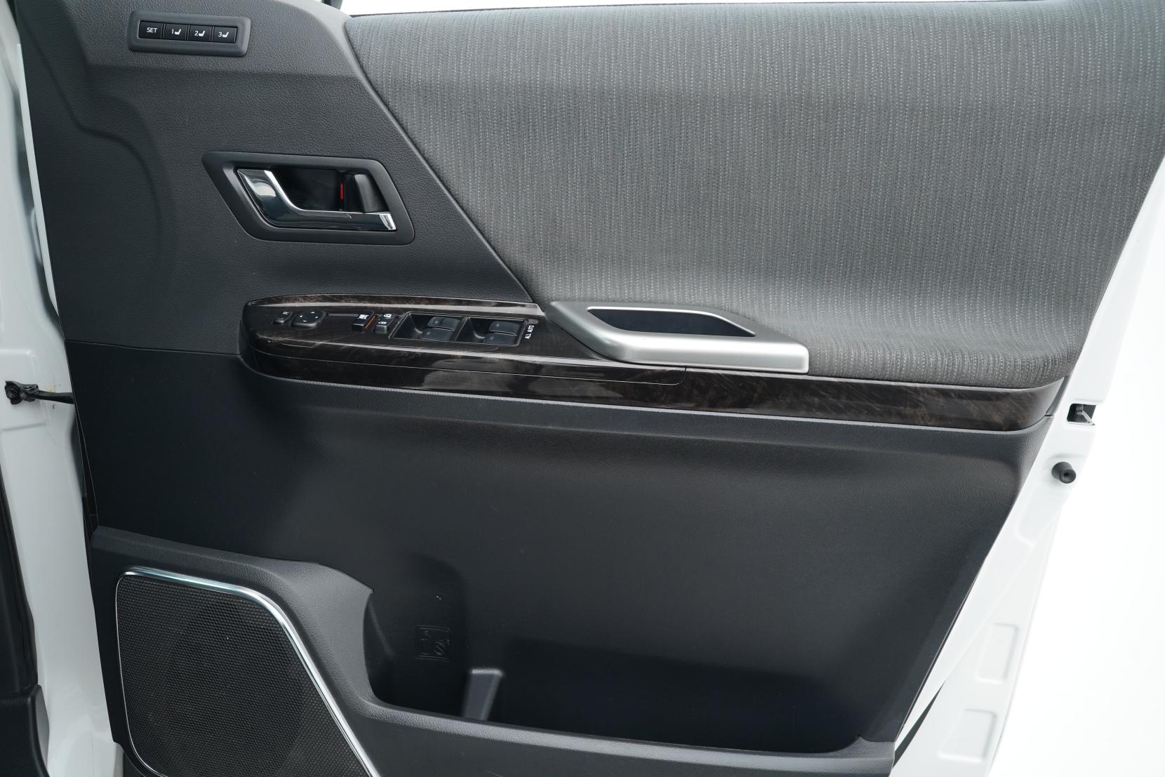 Toyota Vellfire 2.4 Hybrid 4WD ZR