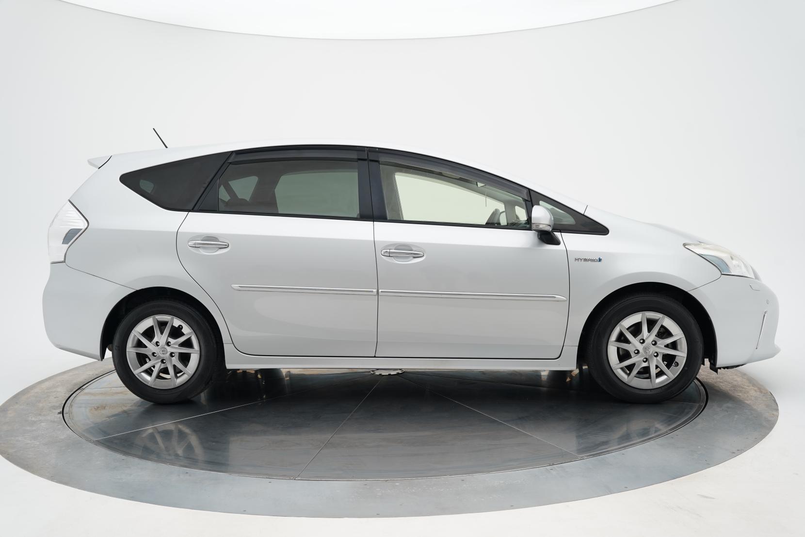 Toyota Prius Alpha S 7 Seater