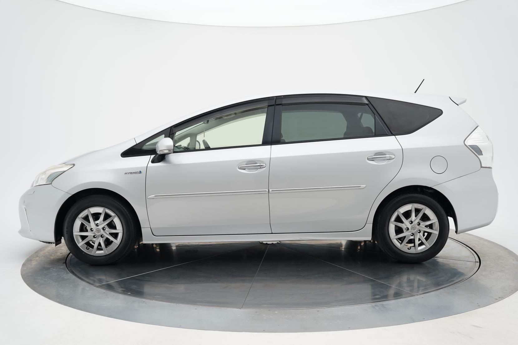 Toyota Prius Alpha S 7 Seater