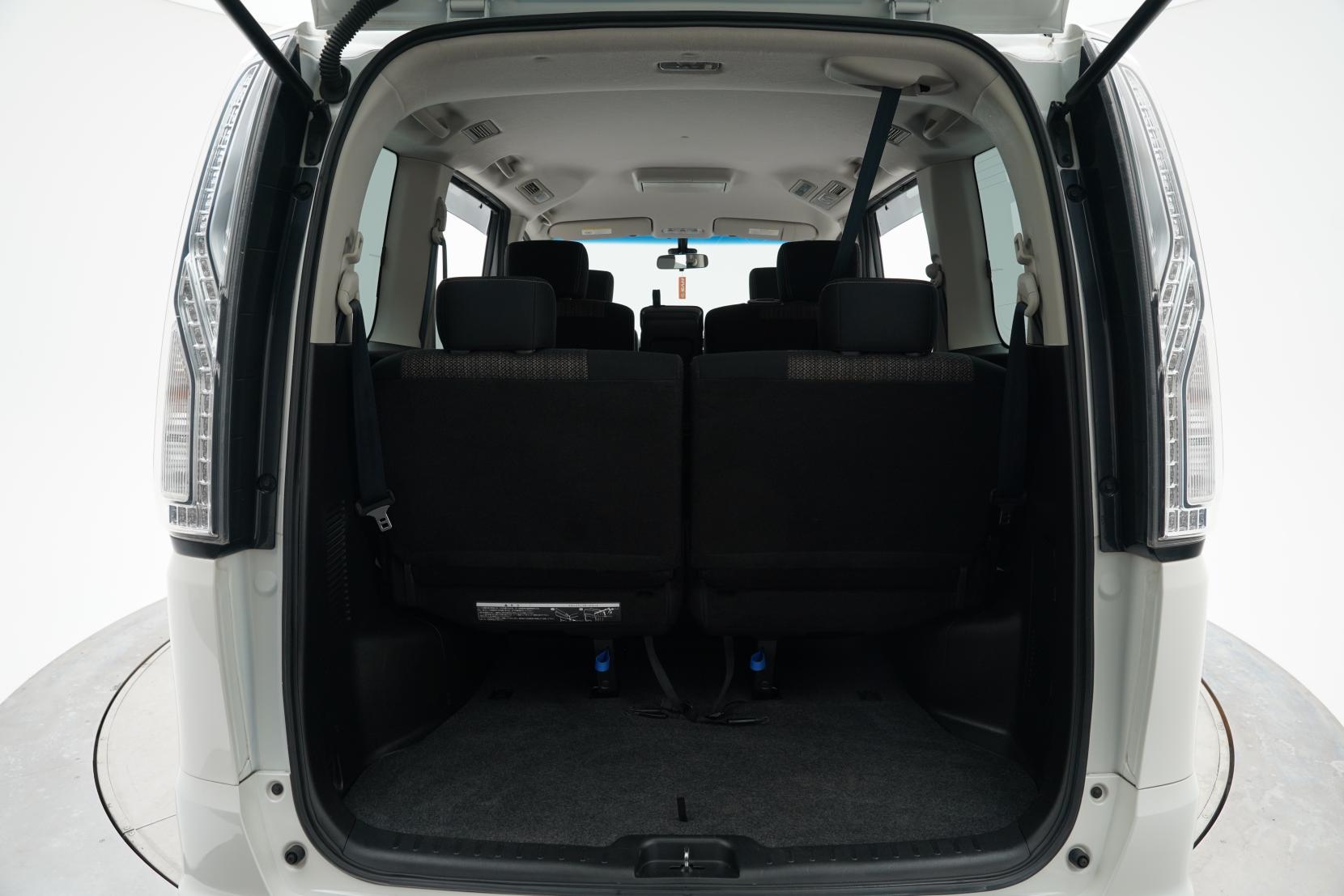 Nissan Serena 2.0 Hybrid Highway Star V Selection