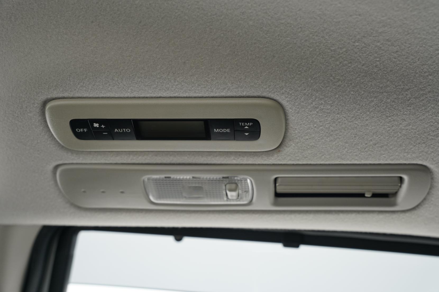 Nissan Serena 2.0 Hybrid Highway Star V Selection