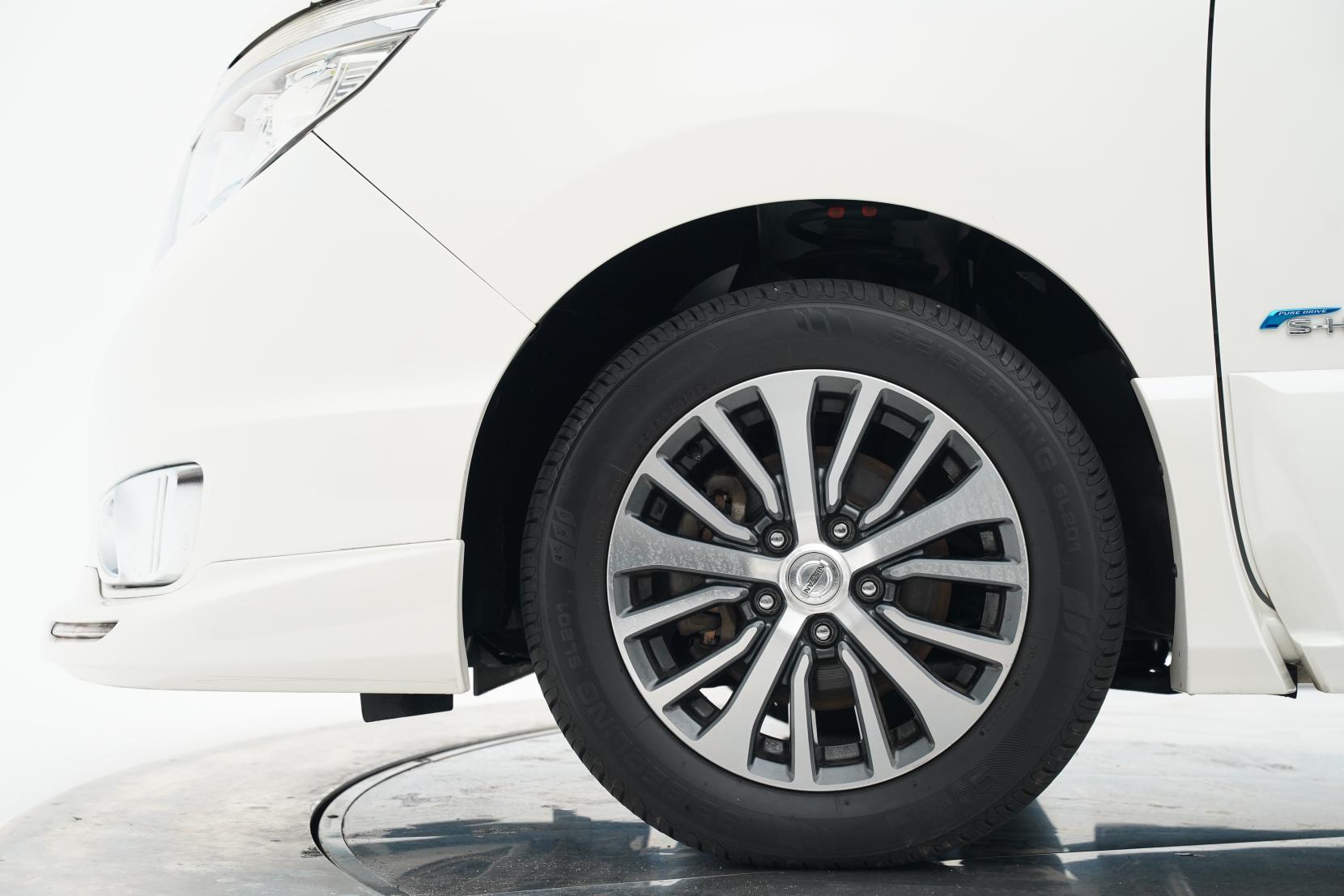 Nissan Serena 2.0 Hybrid Highway Star V Selection