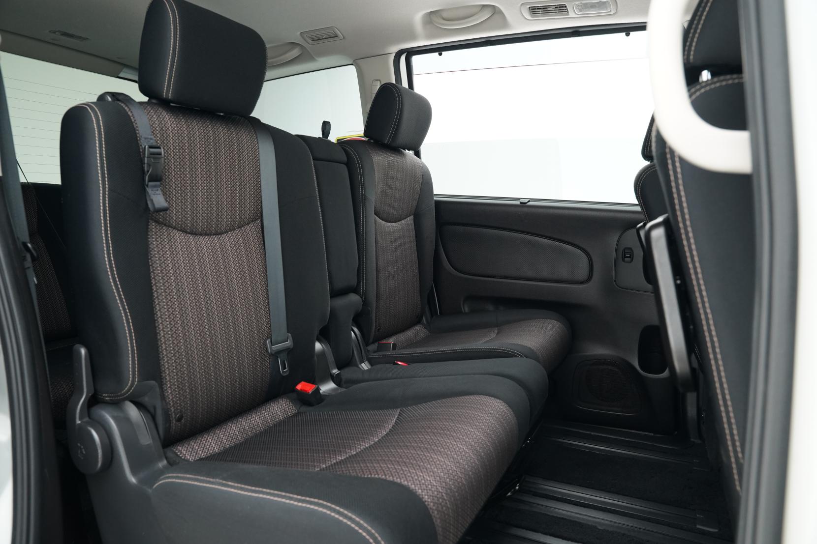 Nissan Serena 2.0 Hybrid Highway Star V Selection