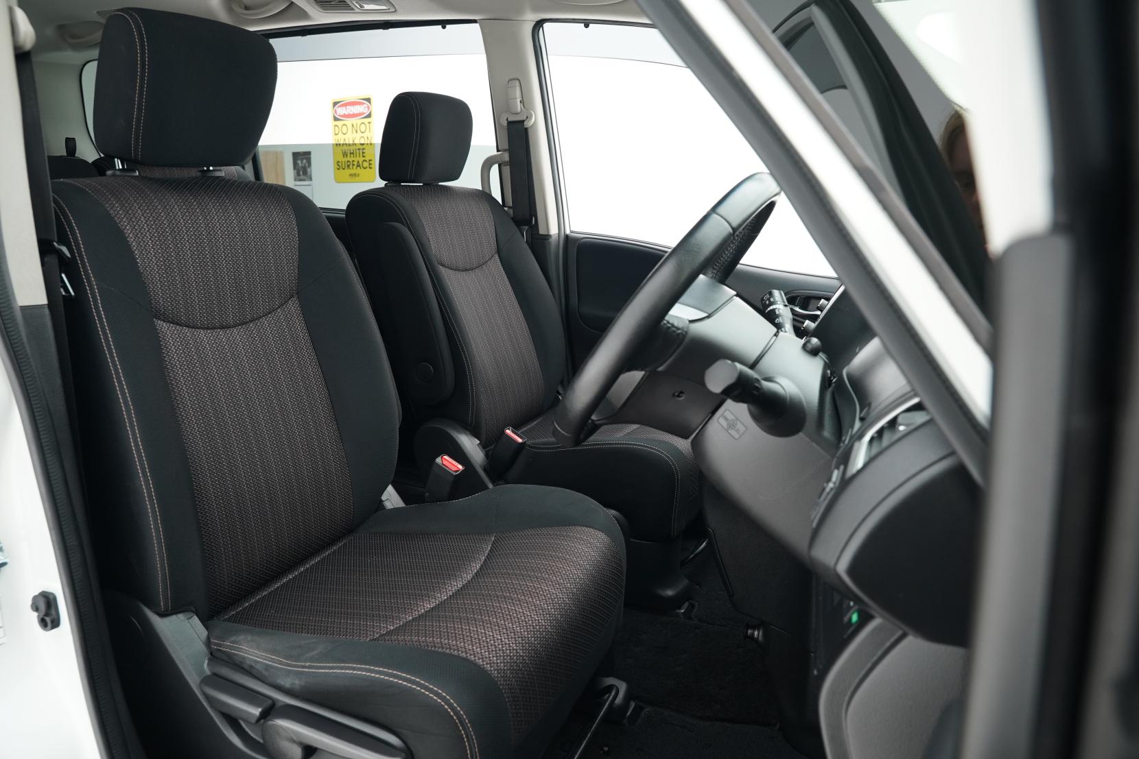 Nissan Serena 2.0 Hybrid Highway Star V Selection