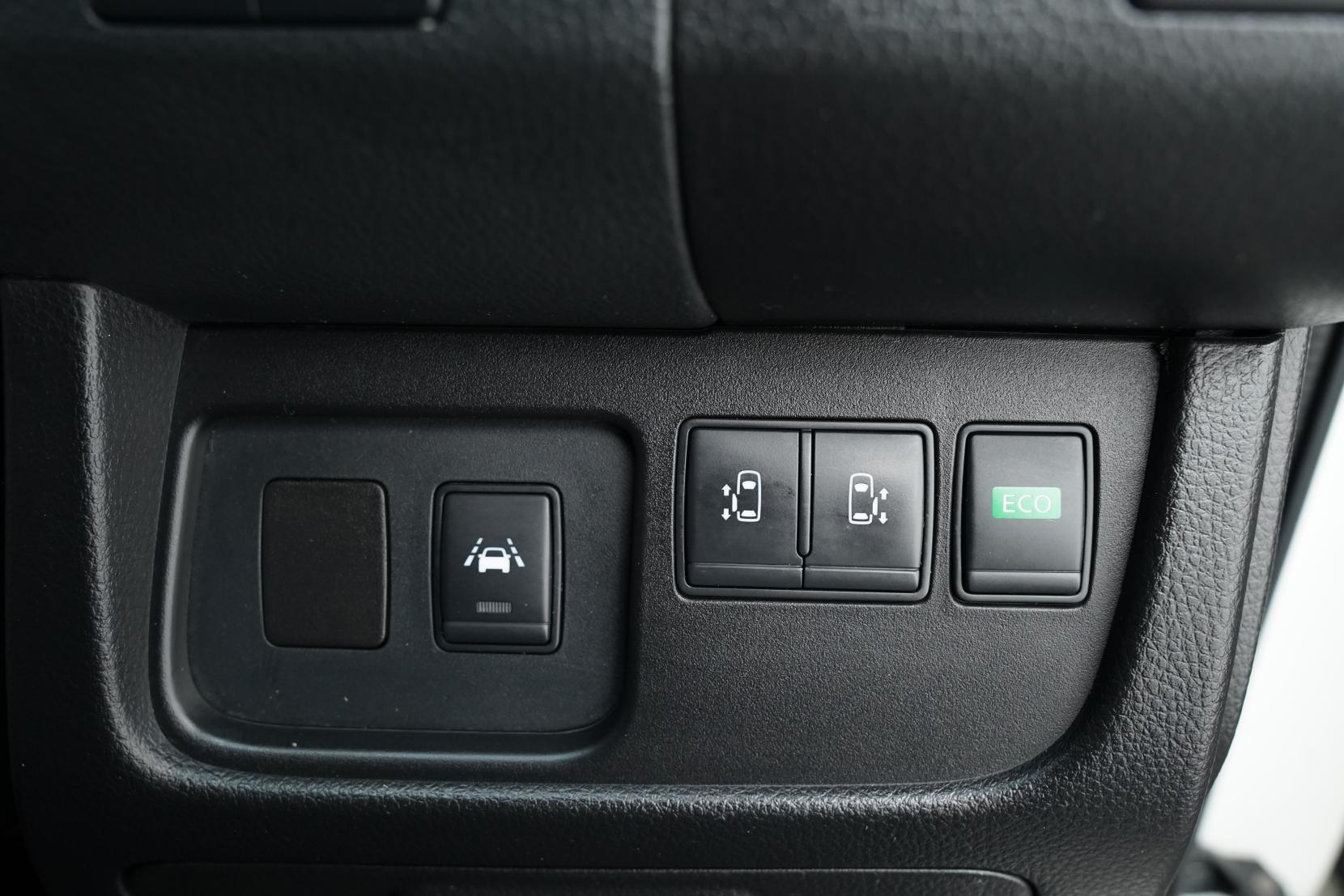 Nissan Serena 2.0 Hybrid Highway Star V Selection