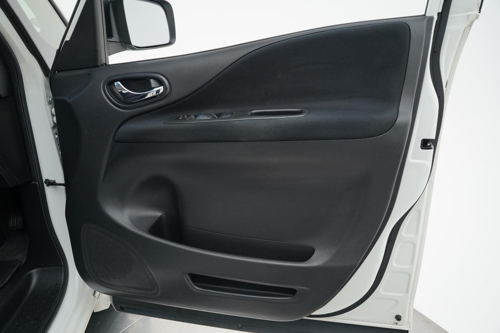 Nissan Serena 2.0 Hybrid Highway Star V Selection