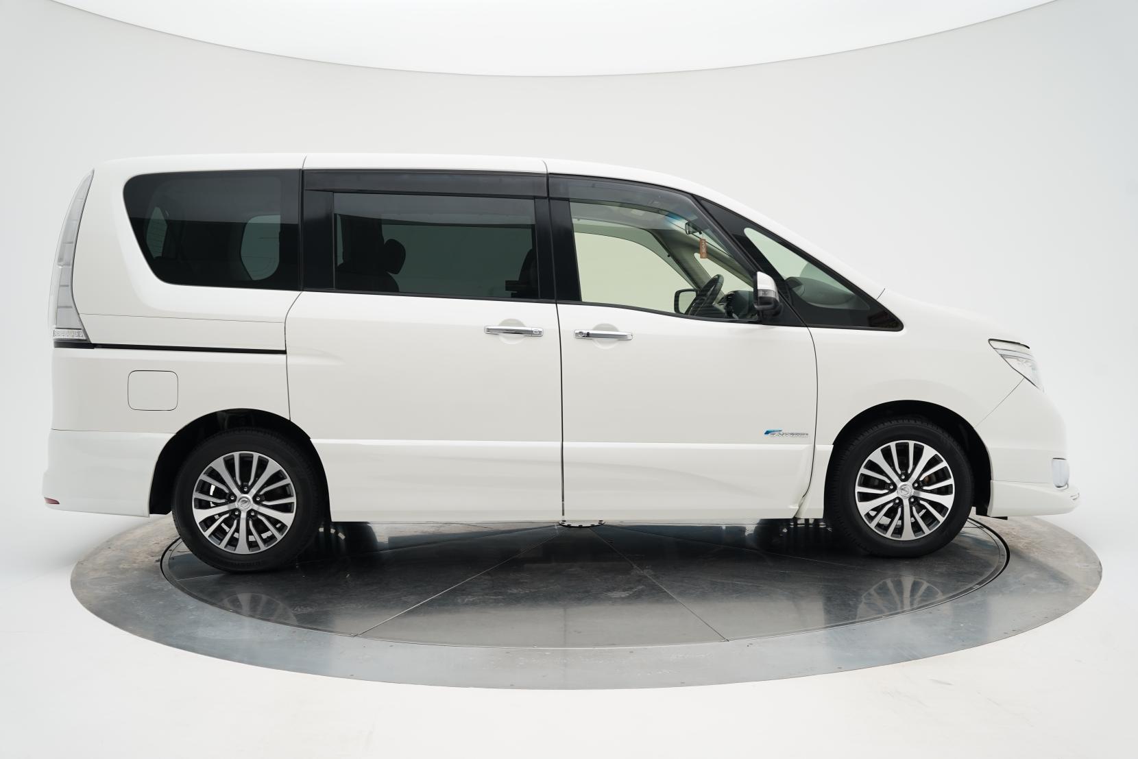 Nissan Serena 2.0 Hybrid Highway Star V Selection