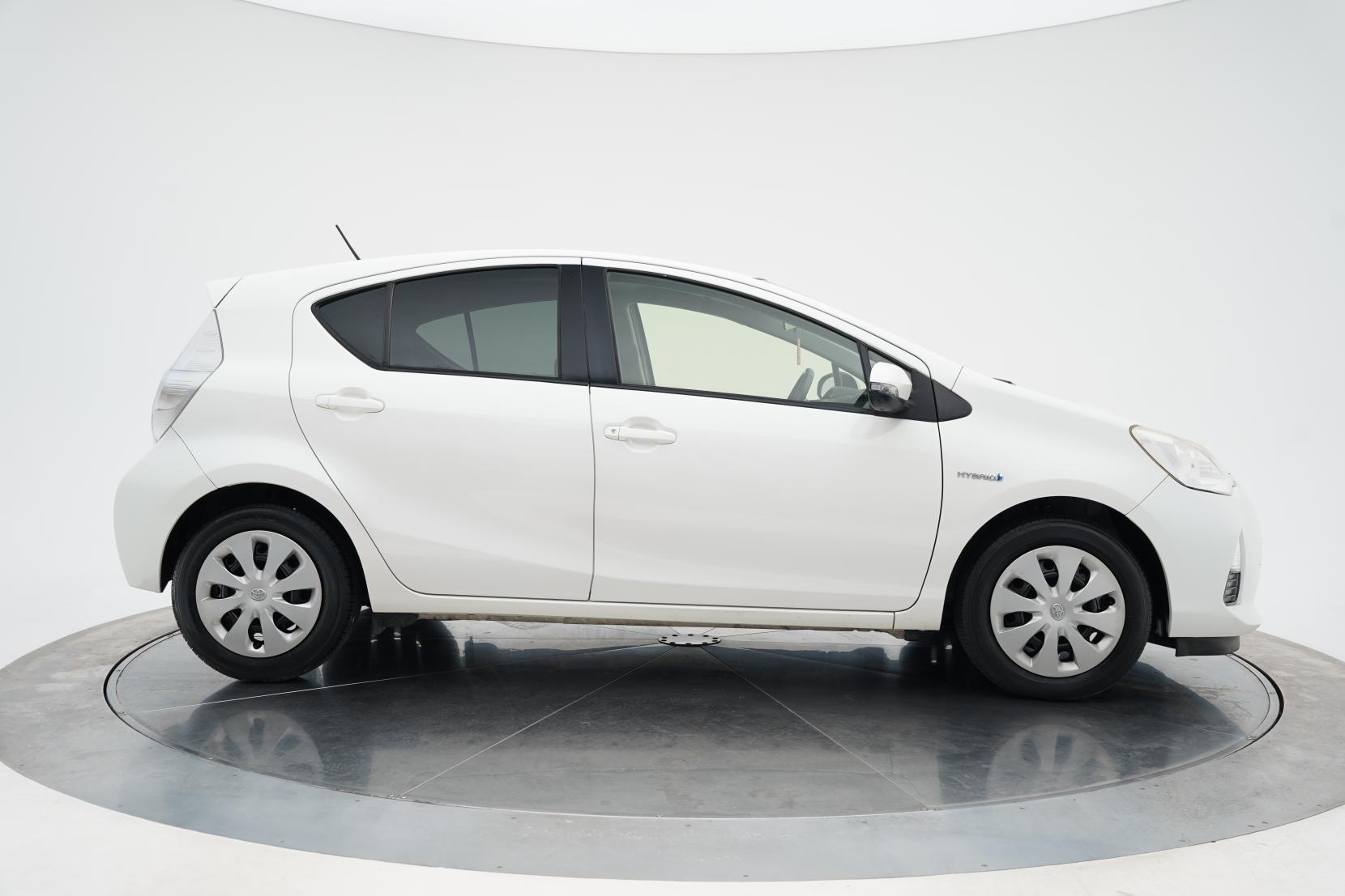 Toyota Aqua 1.5 G LEATHER PACKAGE