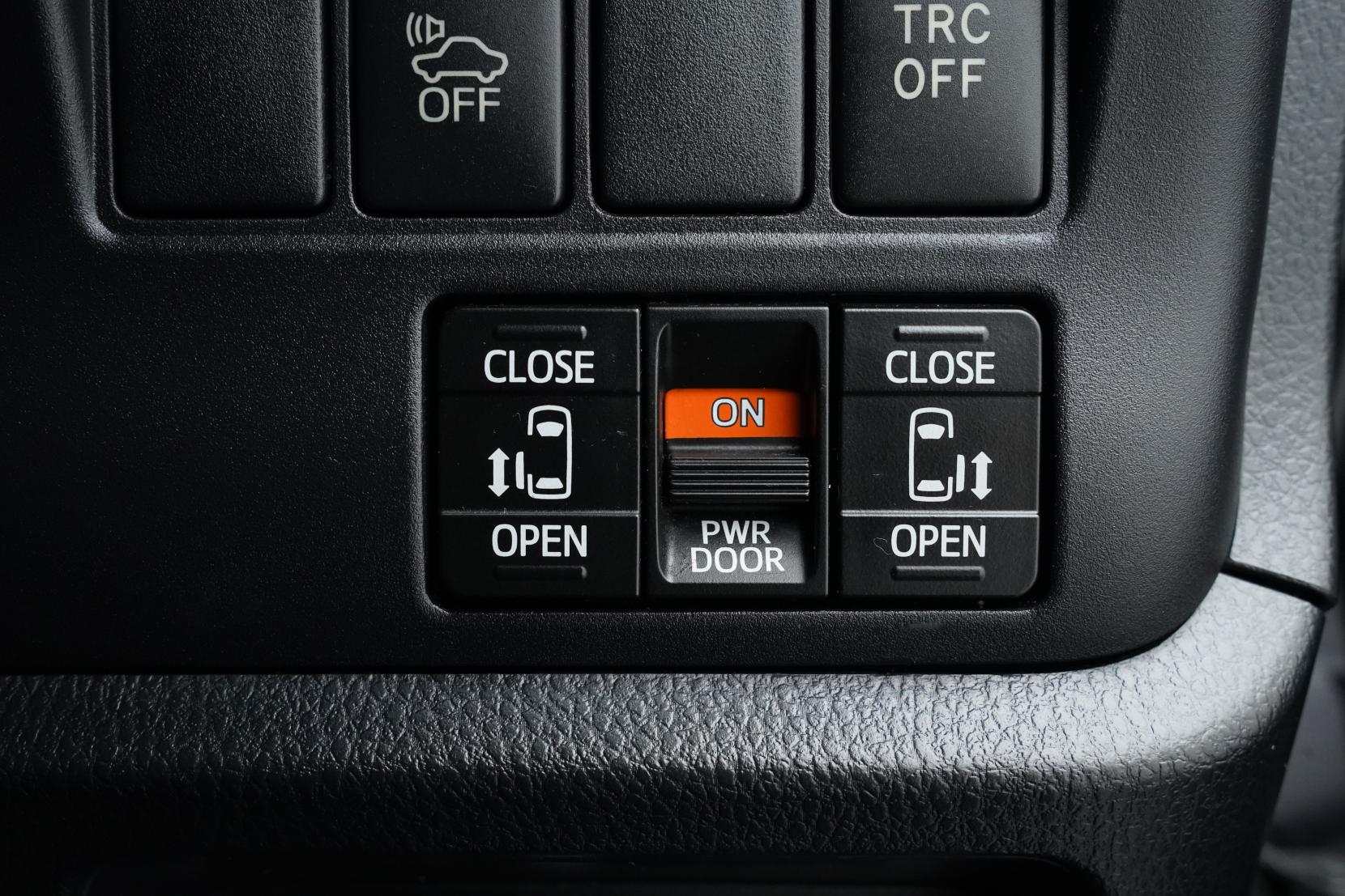 Toyota Esquire 1.8 HYBRID GI