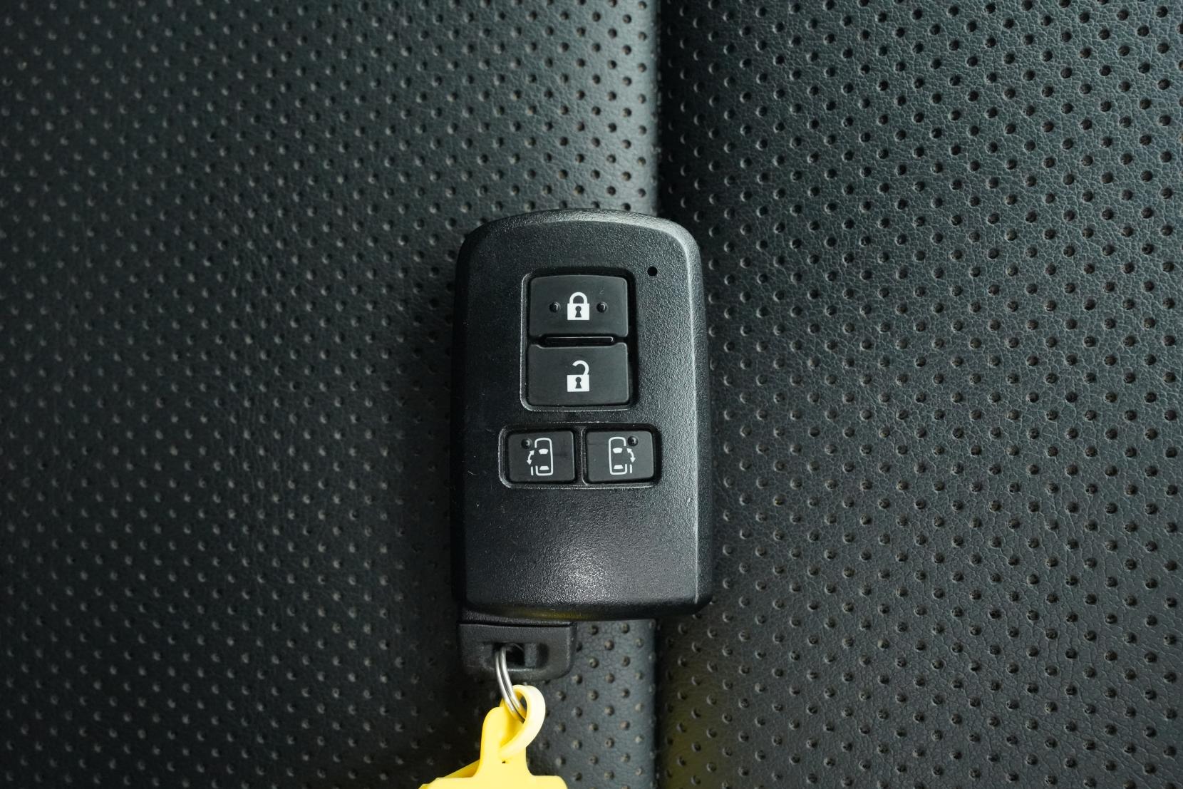 Toyota Esquire 1.8 HYBRID GI