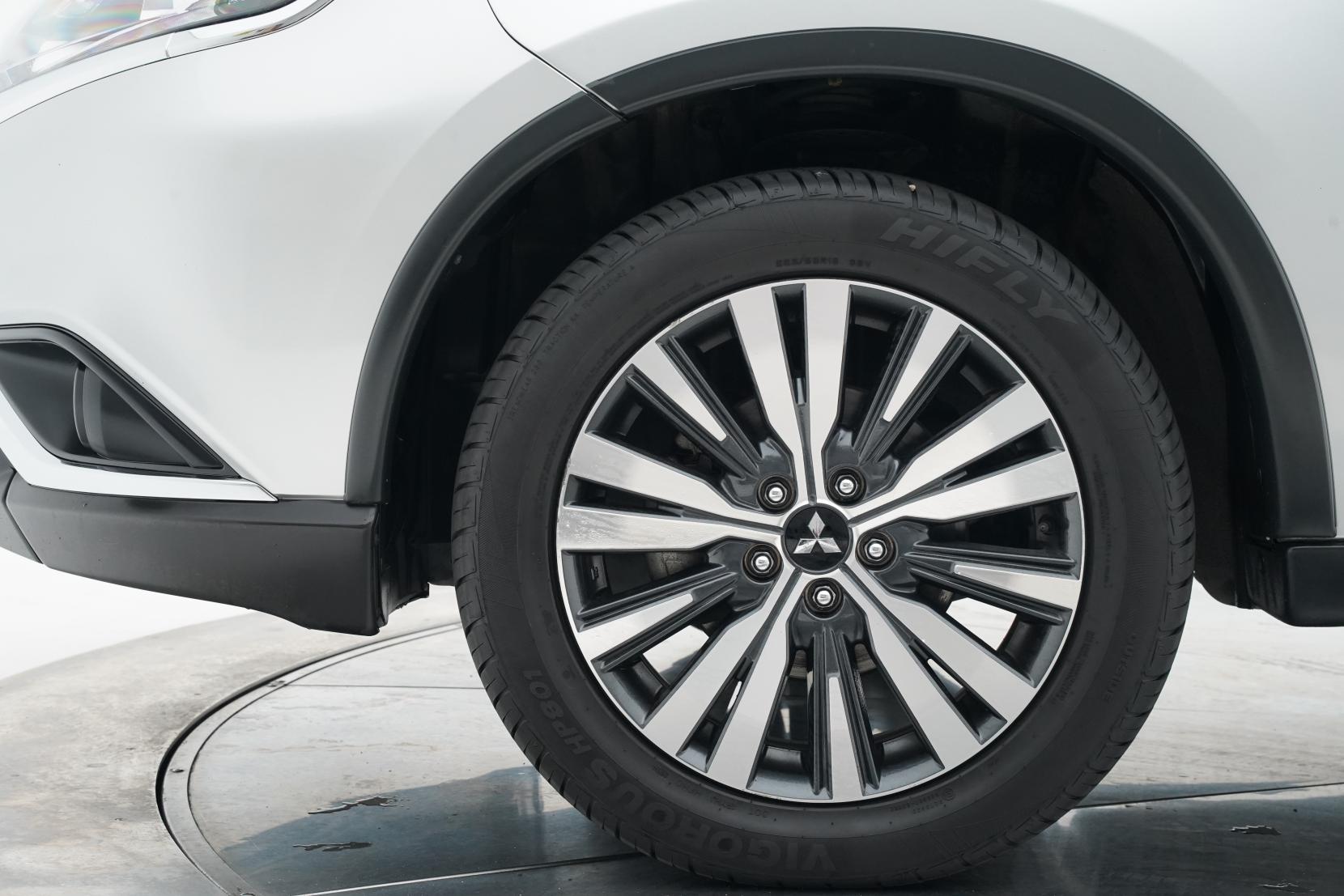 Mitsubishi Outlander 2.4 LS 2.4P/4WD/CVT