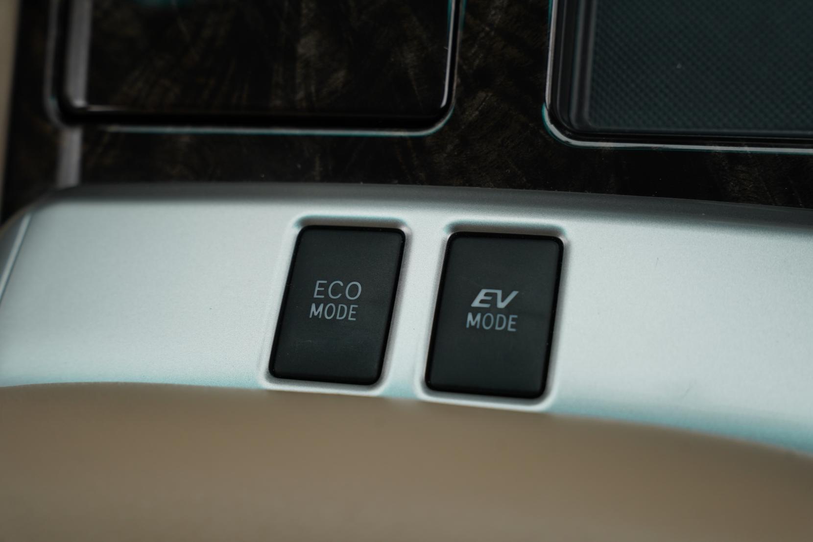 Toyota Alphard 2.4 Hybrid X 4WD